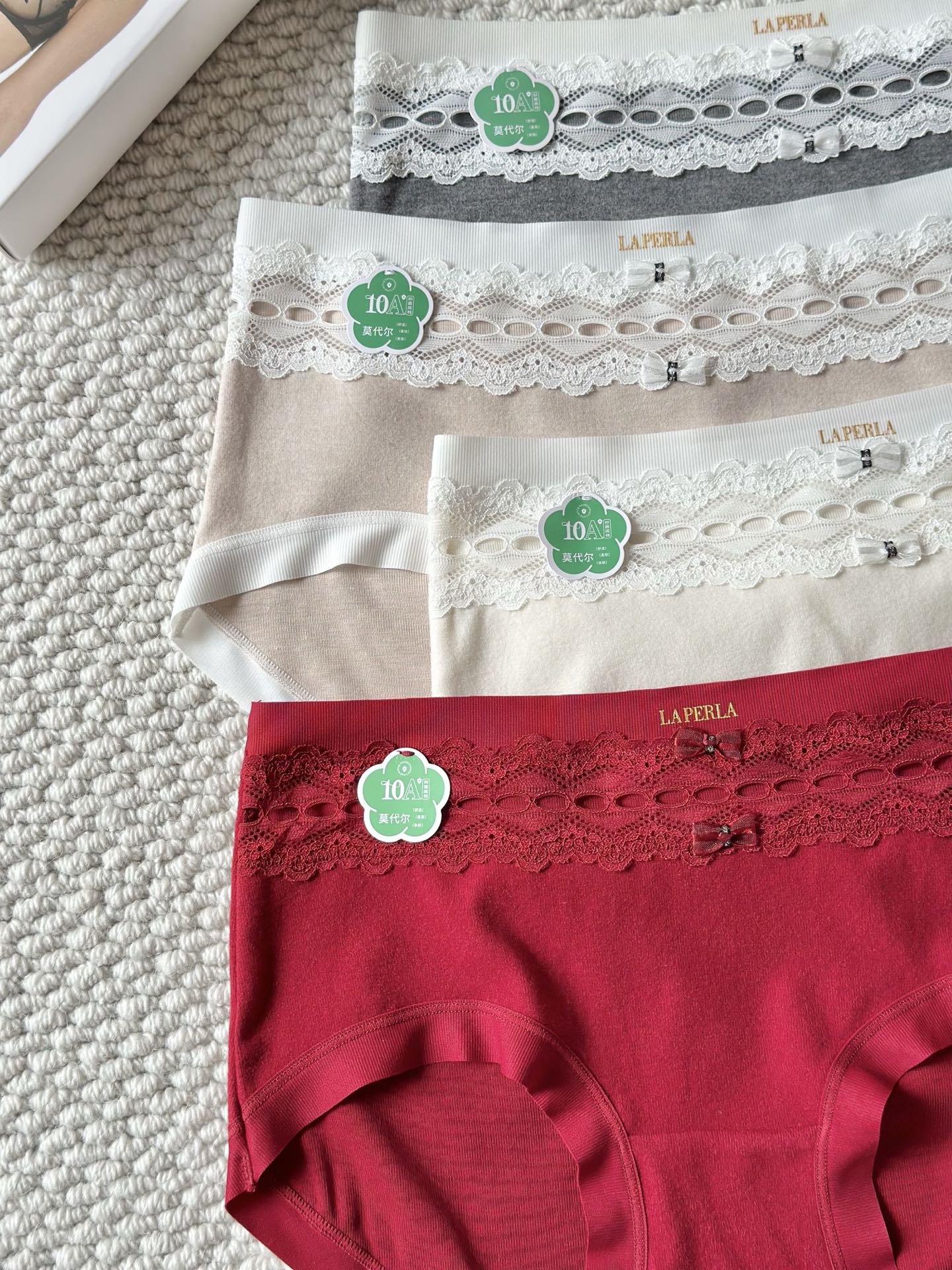 LaPerla秋冬新款绒感蕾丝拼接双蝴蝶结 货号：腰围：28cm、中长：23cm 适合80-135斤左右