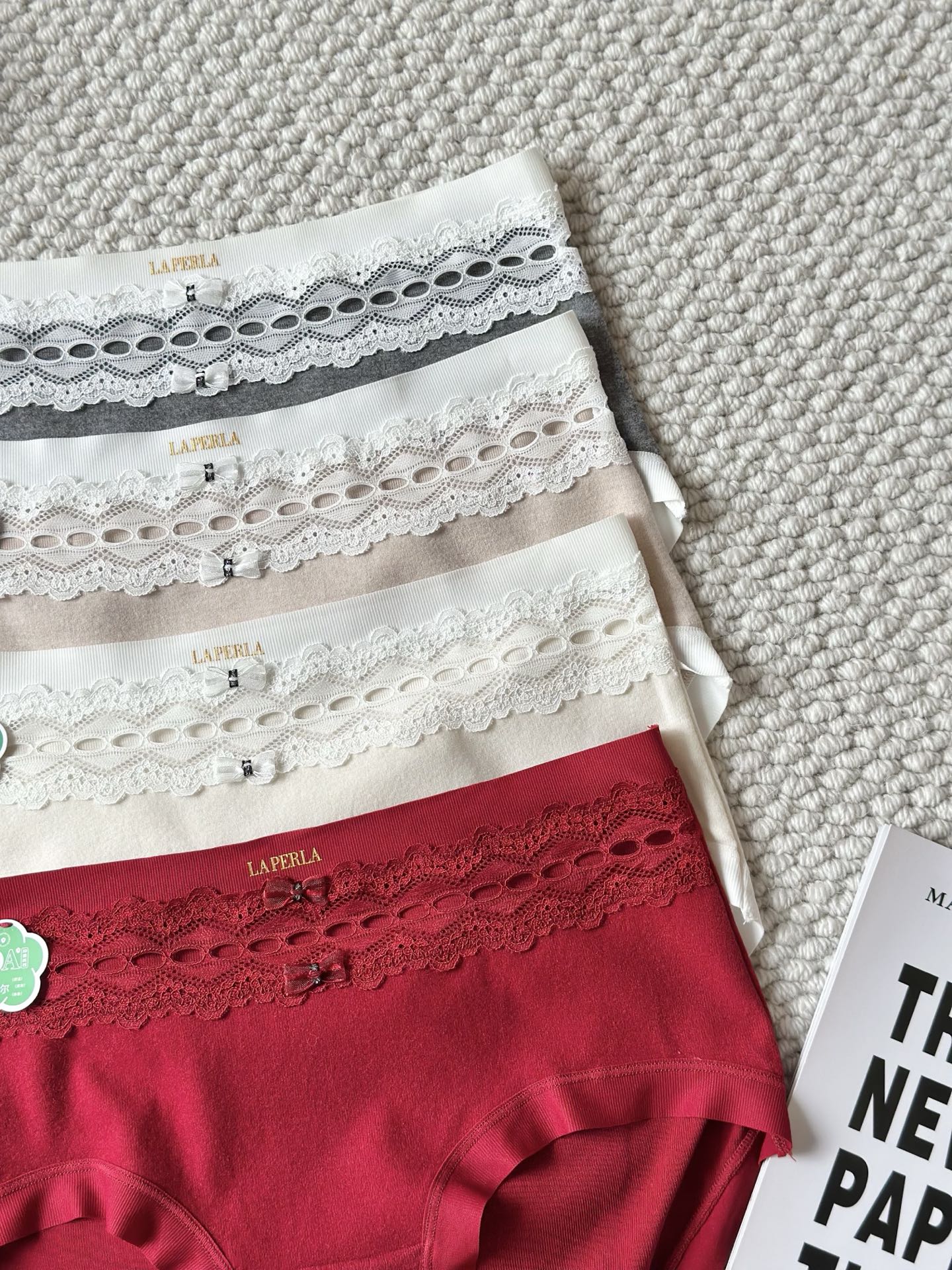 LaPerla秋冬新款绒感蕾丝拼接双蝴蝶结 货号：腰围：28cm、中长：23cm 适合80-135斤左右