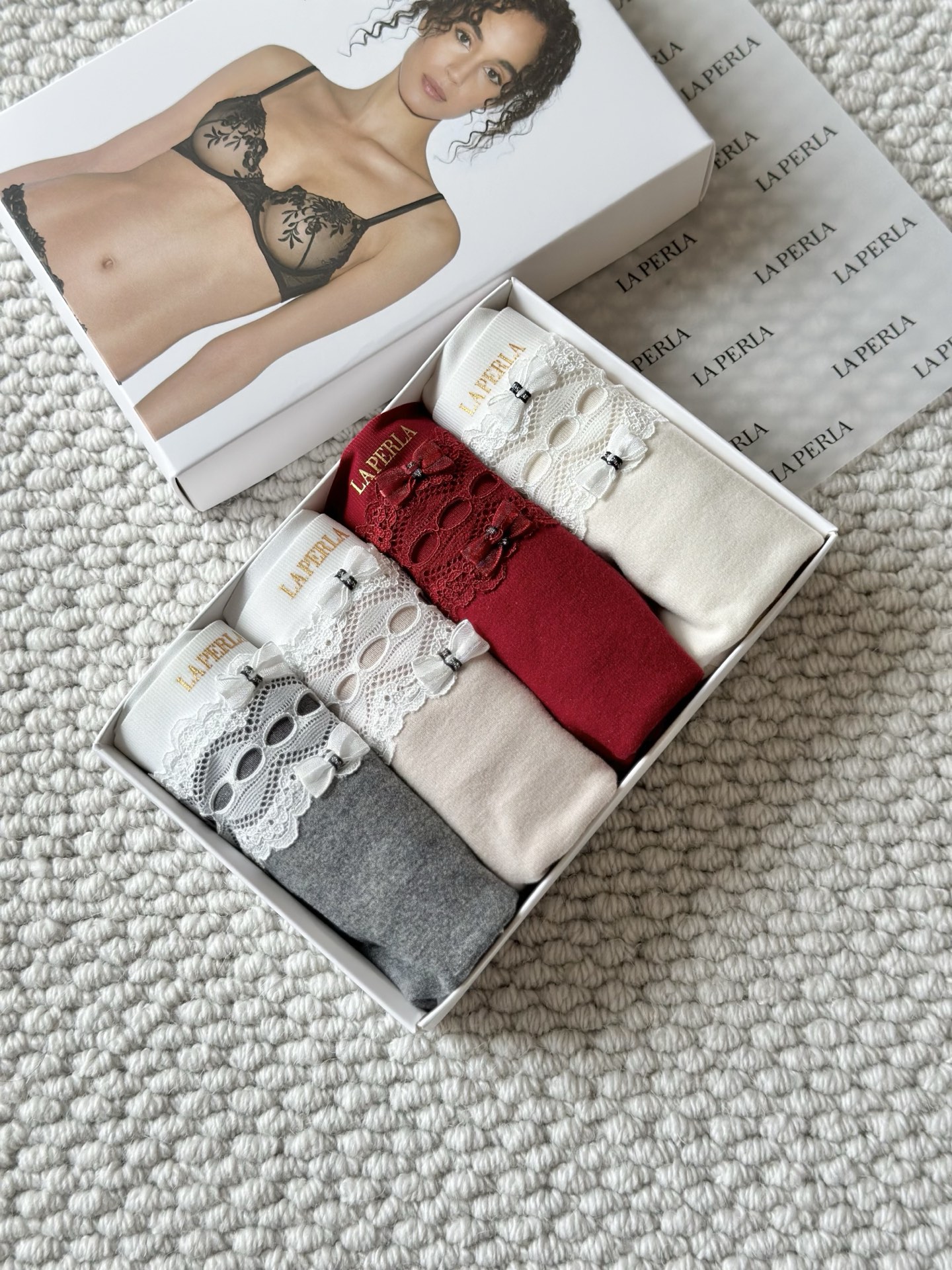 LaPerla秋冬新款绒感蕾丝拼接双蝴蝶结 货号：腰围：28cm、中长：23cm 适合80-135斤左右