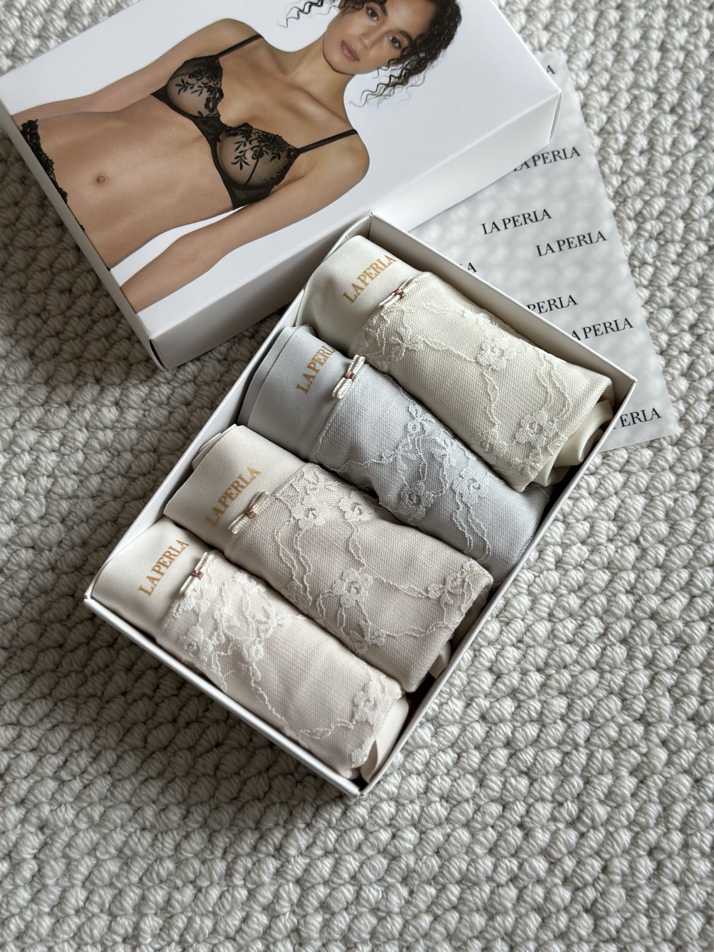 LaPerla莫代乐蕾丝拼接内裤，女性专属呵护材质: 这是一张衣物洗唛的图片，展示了以下信息：货号: •