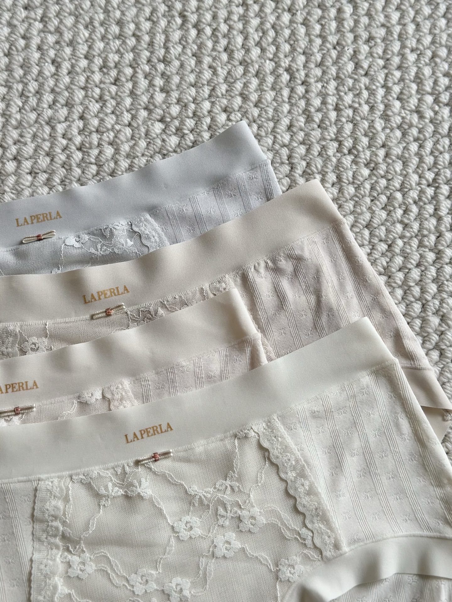 LaPerla莫代乐蕾丝拼接内裤，女性专属呵护材质: 这是一张衣物洗唛的图片，展示了以下信息：货号: •