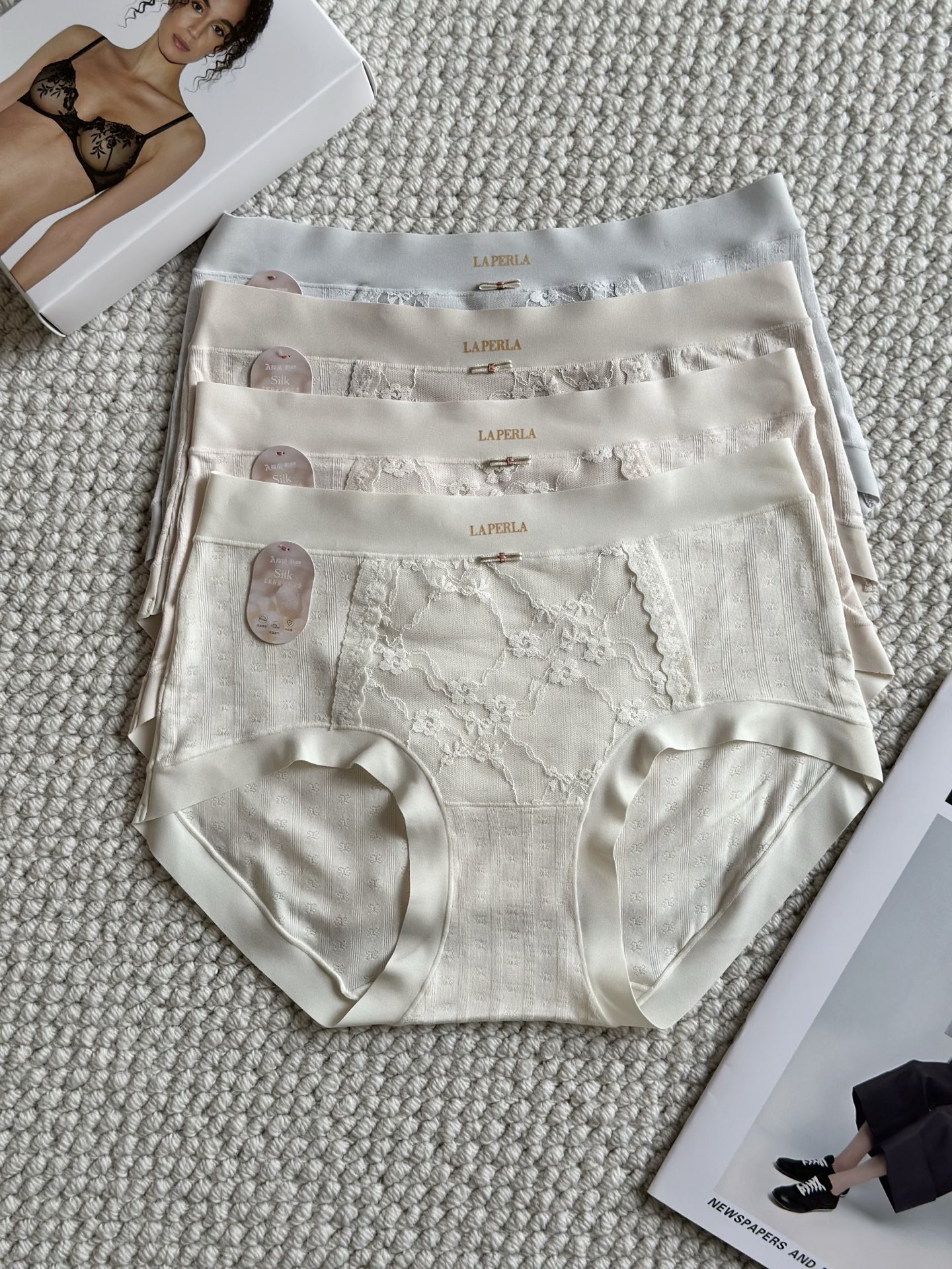 LaPerla莫代乐蕾丝拼接内裤，女性专属呵护材质: 这是一张衣物洗唛的图片，展示了以下信息：货号: •
