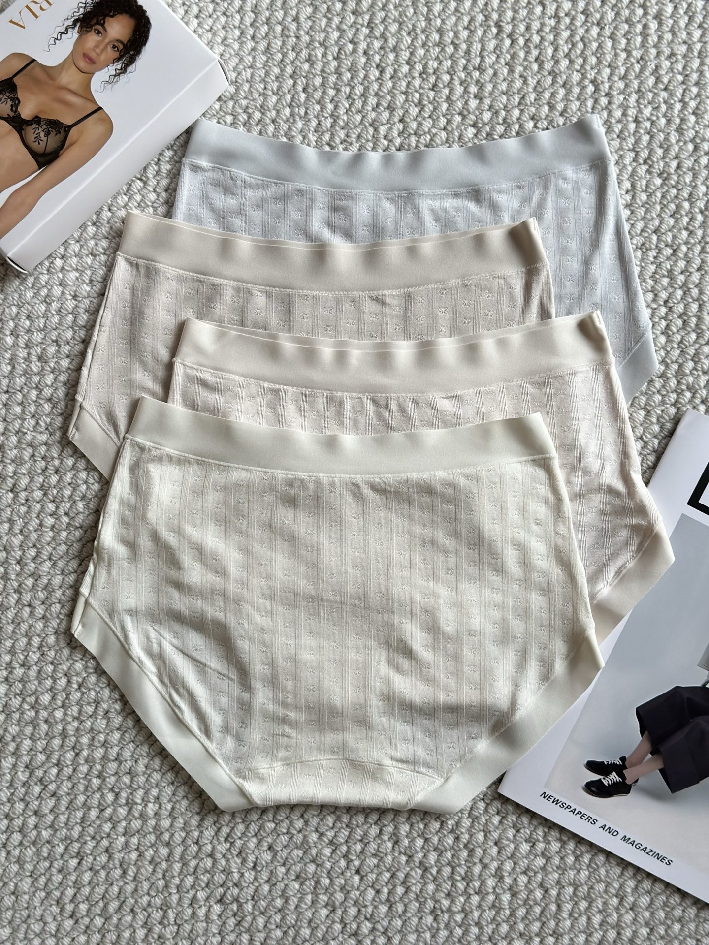 LaPerla莫代乐蕾丝拼接内裤，女性专属呵护材质: 这是一张衣物洗唛的图片，展示了以下信息：货号: •