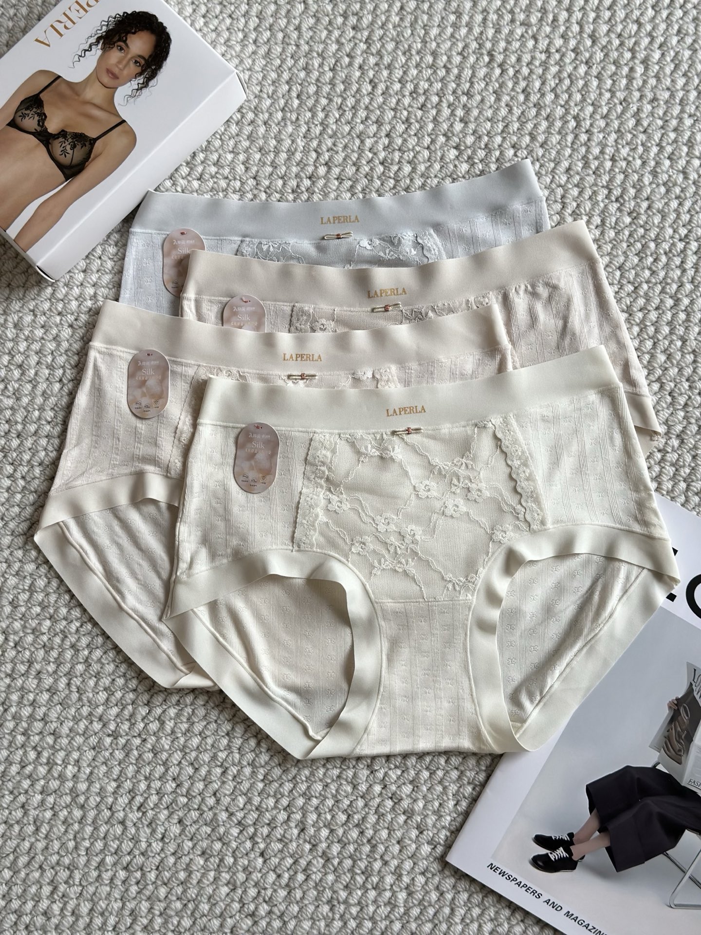 LaPerla莫代乐蕾丝拼接内裤，女性专属呵护材质: 这是一张衣物洗唛的图片，展示了以下信息：货号: •