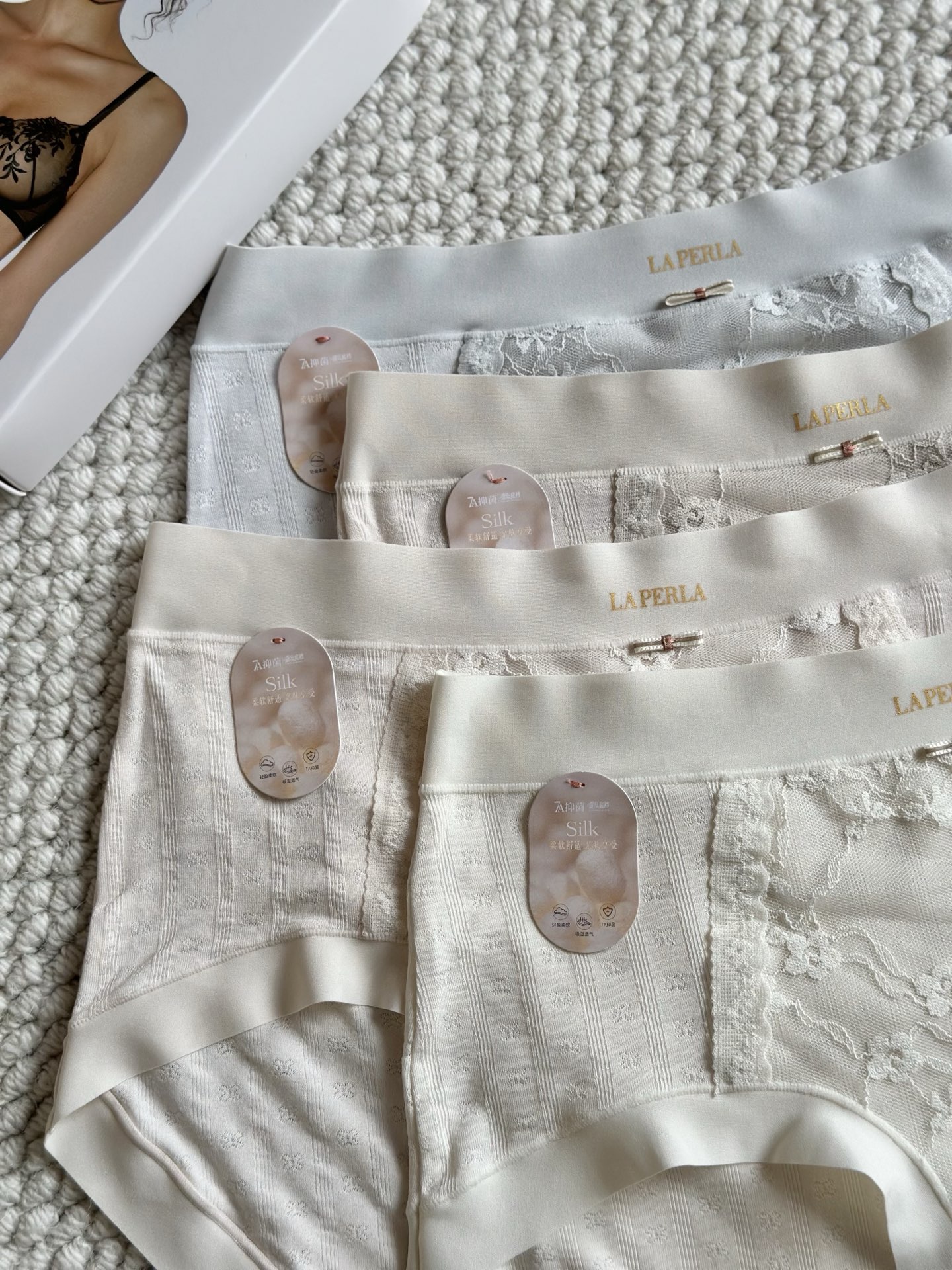 LaPerla莫代乐蕾丝拼接内裤，女性专属呵护材质: 这是一张衣物洗唛的图片，展示了以下信息：货号: •