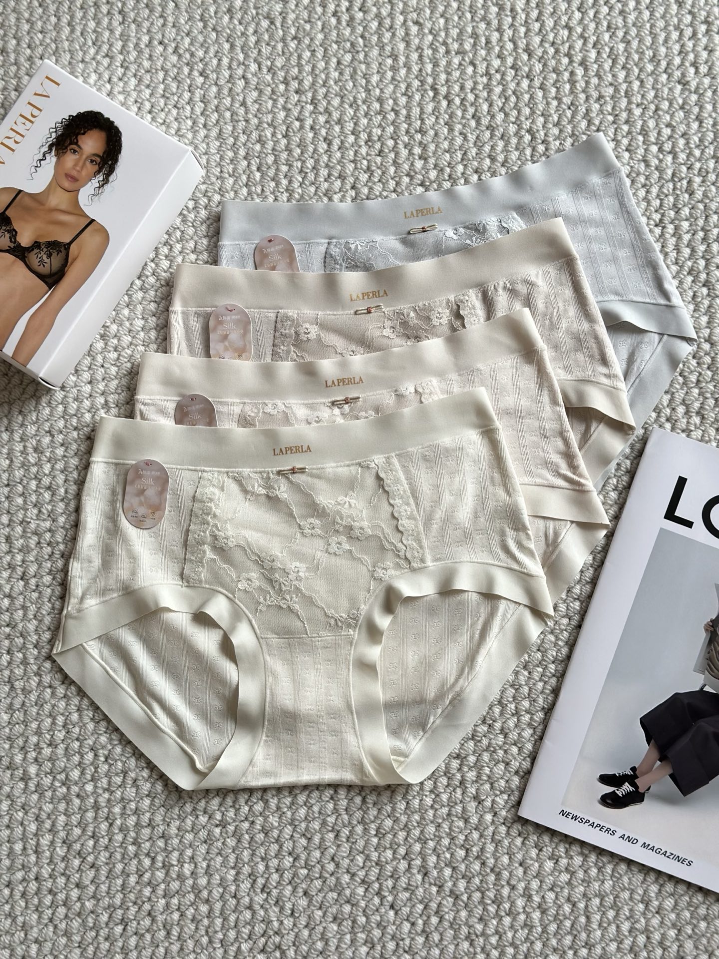 LaPerla莫代乐蕾丝拼接内裤，女性专属呵护材质: 这是一张衣物洗唛的图片，展示了以下信息：货号: •