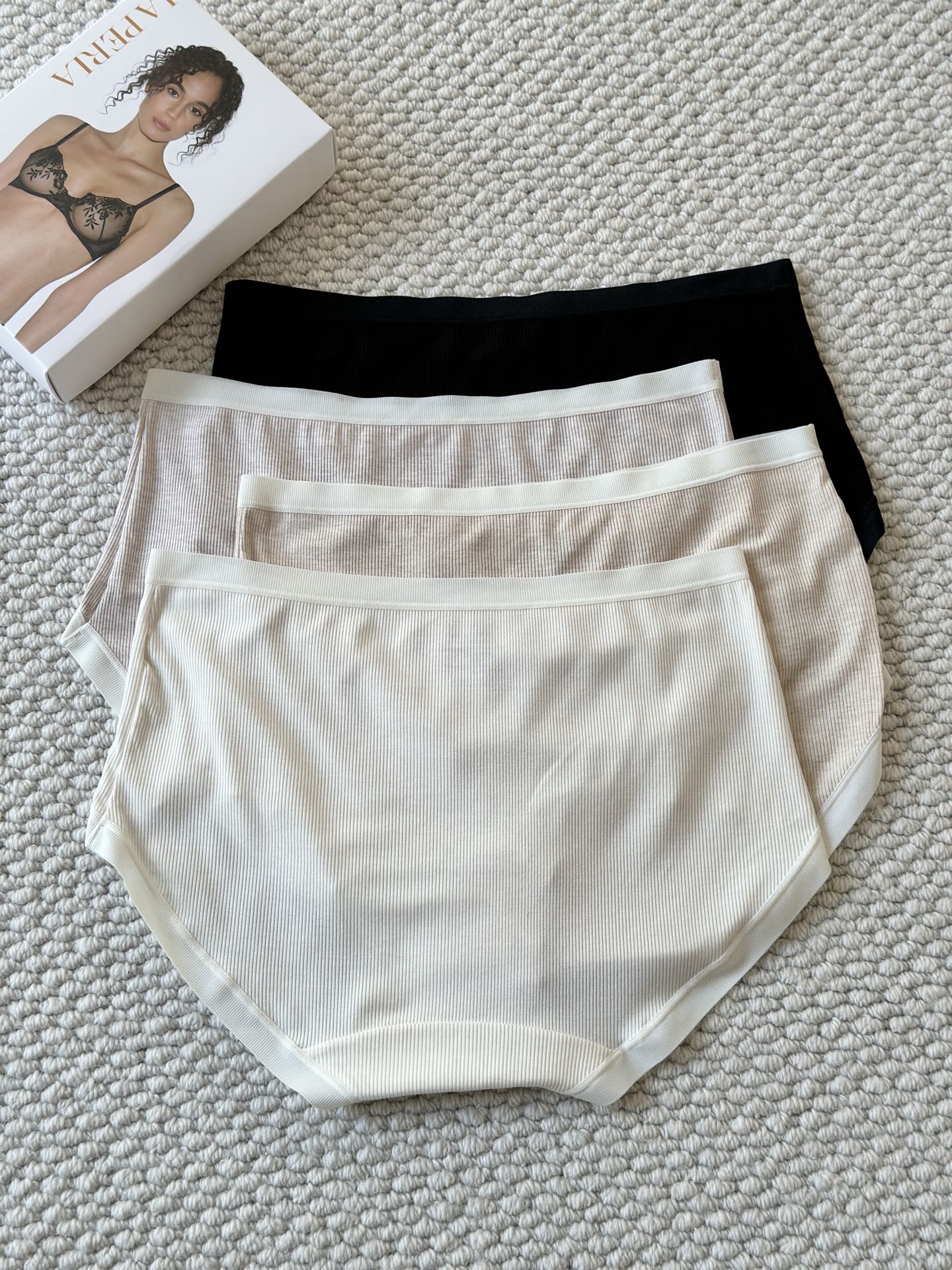 🌾LaPerla新款蝴蝶结中腰内裤：藏于内的意式优雅当意大利匠心邂逅自然馈赠，LaPerla新款蝴蝶结中