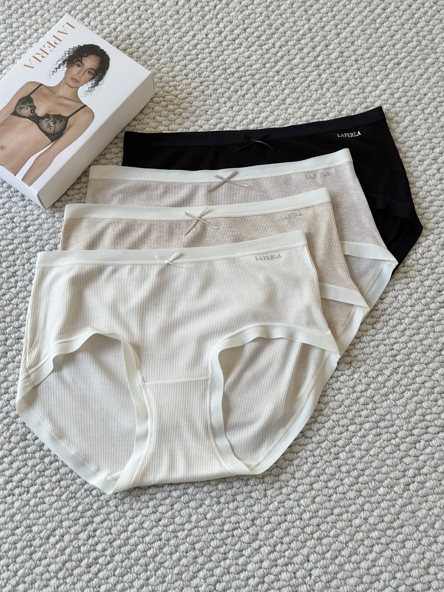 🌾LaPerla新款蝴蝶结中腰内裤：藏于内的意式优雅当意大利匠心邂逅自然馈赠，LaPerla新款蝴蝶结中