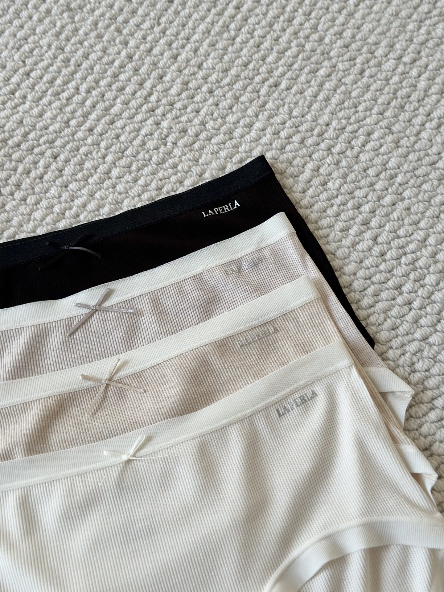 🌾LaPerla新款蝴蝶结中腰内裤：藏于内的意式优雅当意大利匠心邂逅自然馈赠，LaPerla新款蝴蝶结中