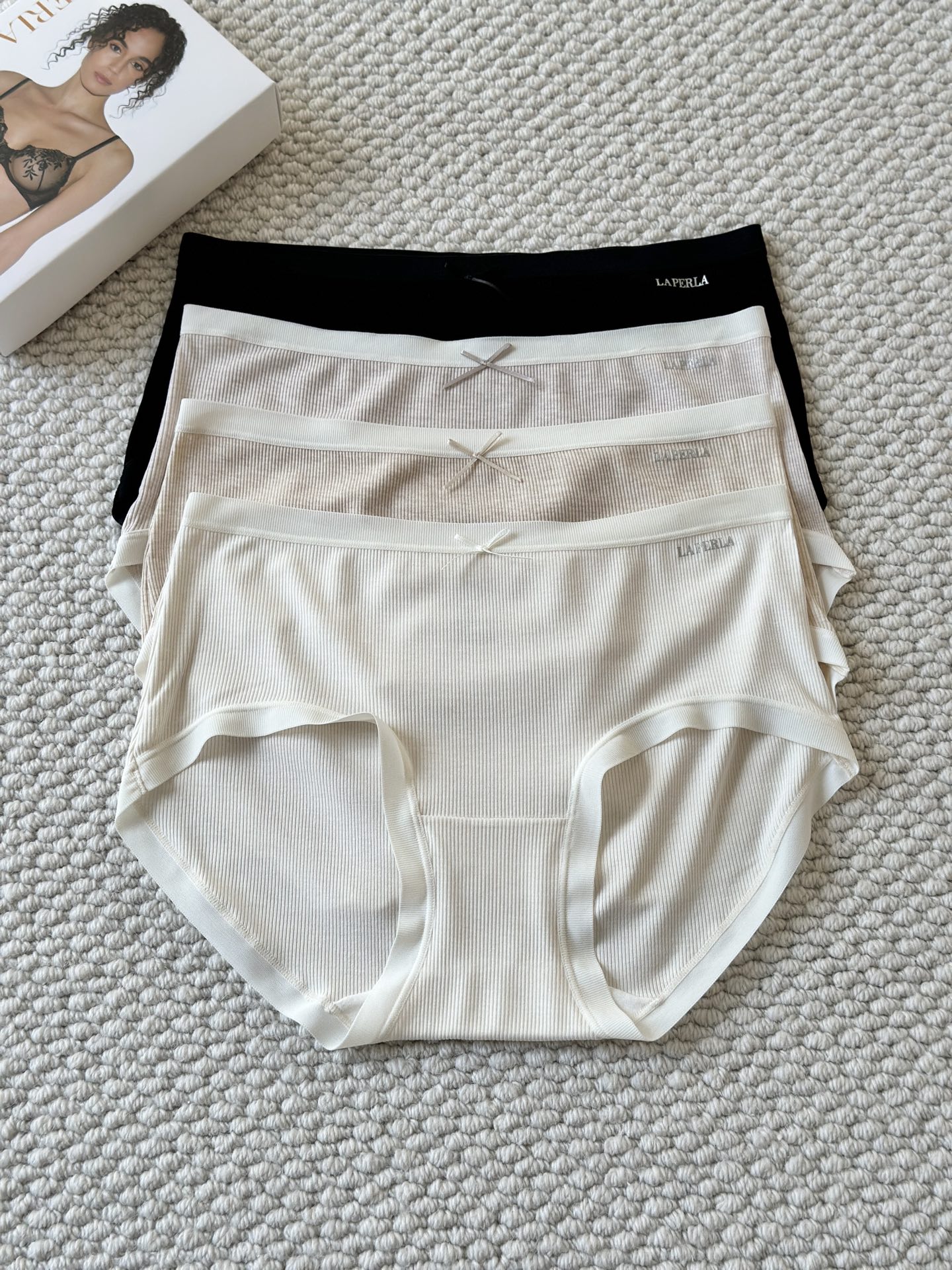 🌾LaPerla新款蝴蝶结中腰内裤：藏于内的意式优雅当意大利匠心邂逅自然馈赠，LaPerla新款蝴蝶结中