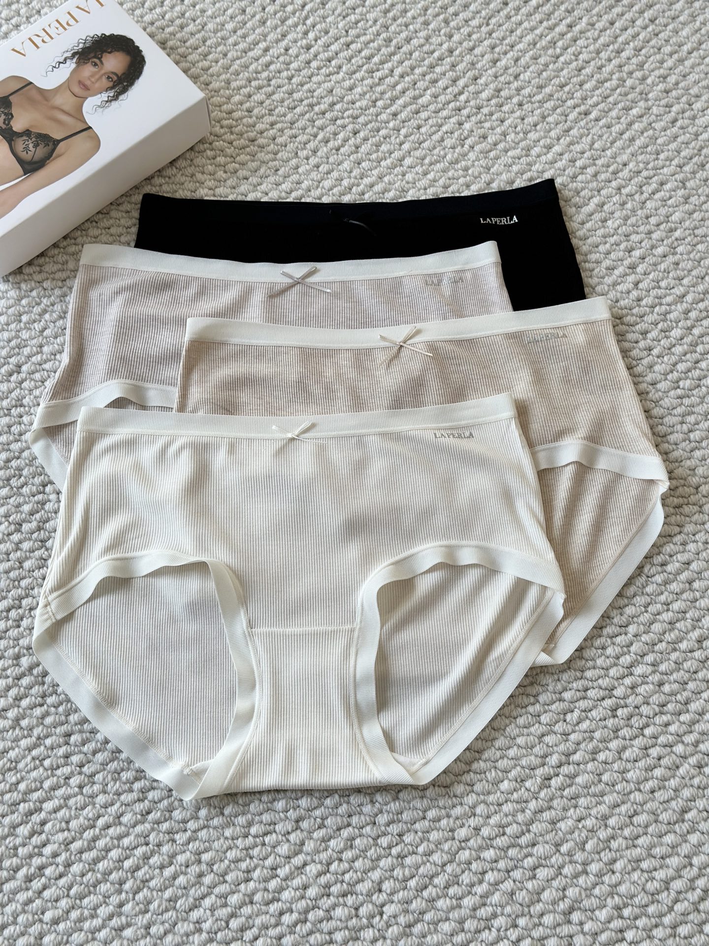 🌾LaPerla新款蝴蝶结中腰内裤：藏于内的意式优雅当意大利匠心邂逅自然馈赠，LaPerla新款蝴蝶结中