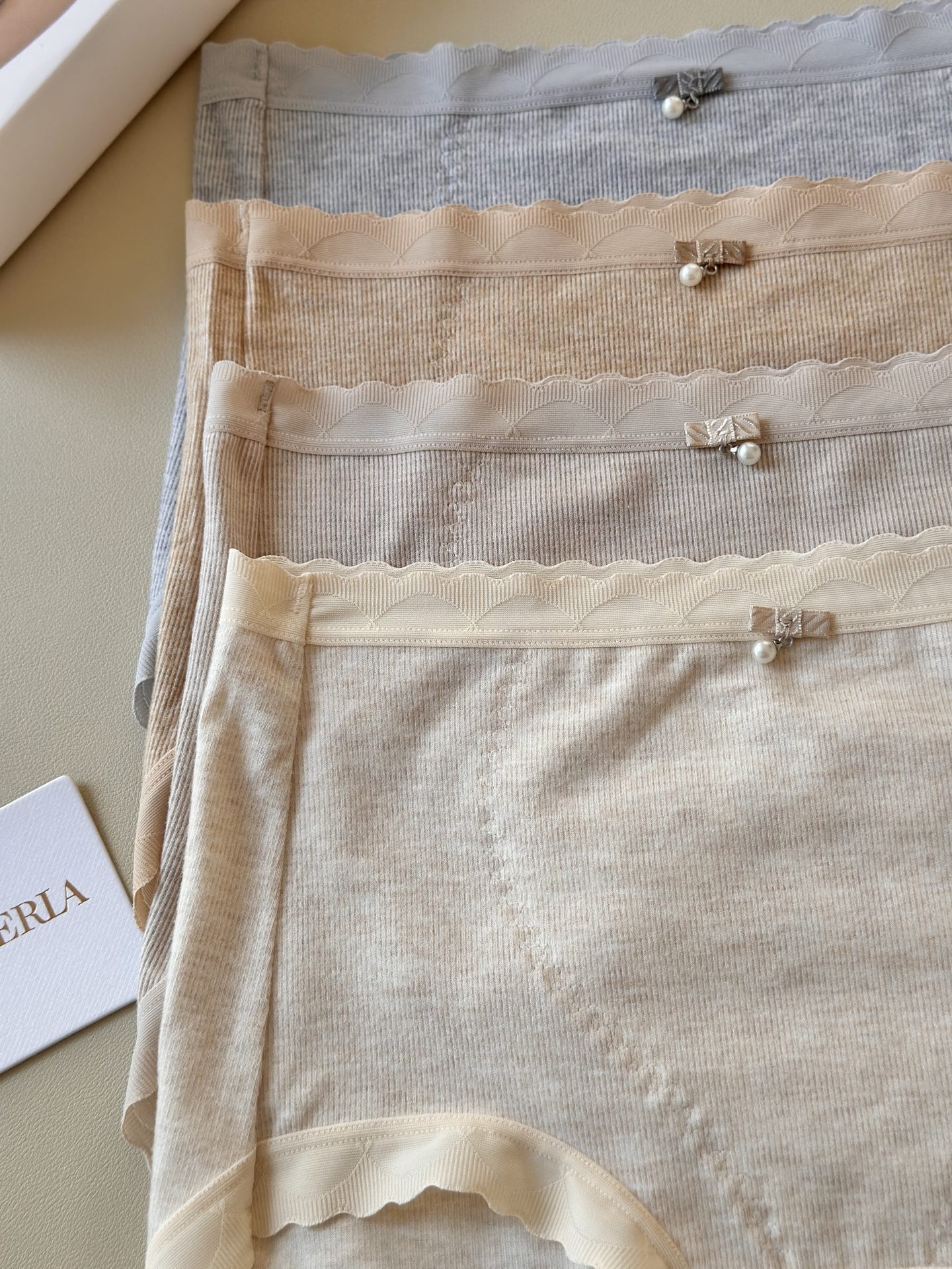 🌾LaPerla秋冬生姜暖宫裤 最新科技面料 颜色 ：四色礼品包装 尺码：适合85-140斤左右 主料：