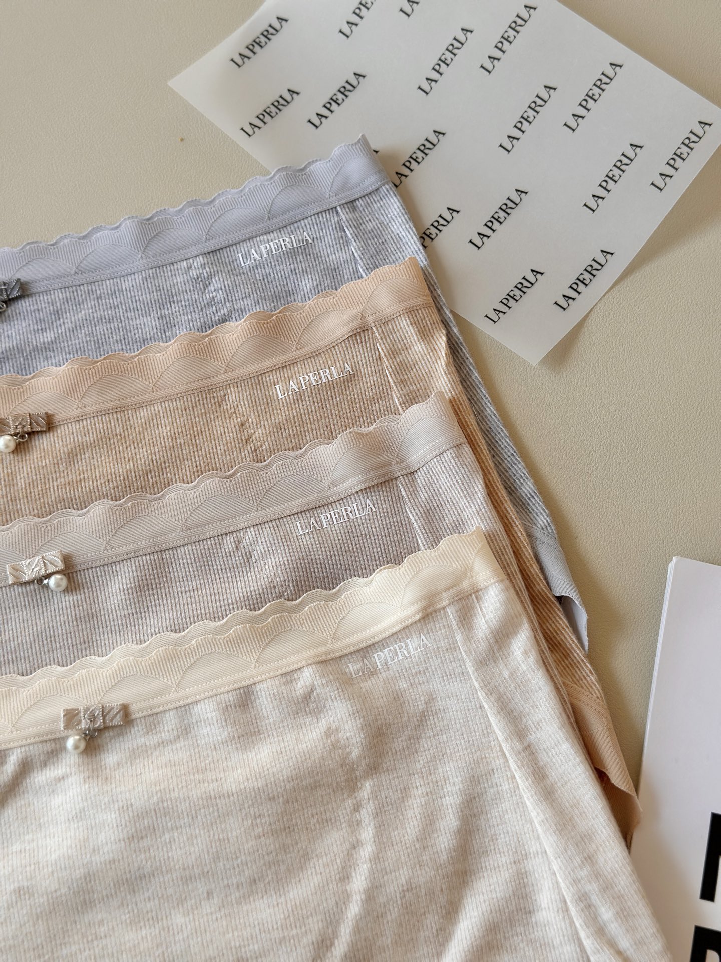 🌾LaPerla秋冬生姜暖宫裤 最新科技面料 颜色 ：四色礼品包装 尺码：适合85-140斤左右 主料：