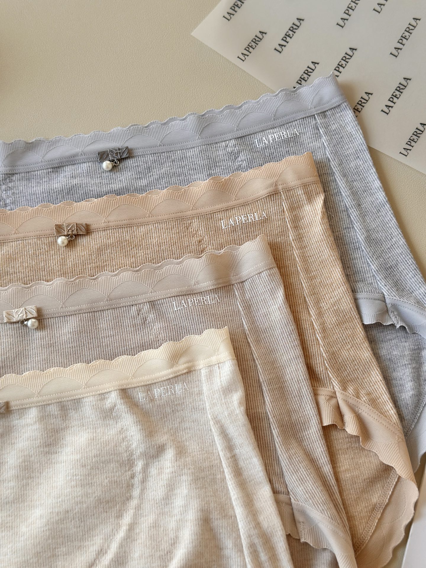 🌾LaPerla秋冬生姜暖宫裤 最新科技面料 颜色 ：四色礼品包装 尺码：适合85-140斤左右 主料：