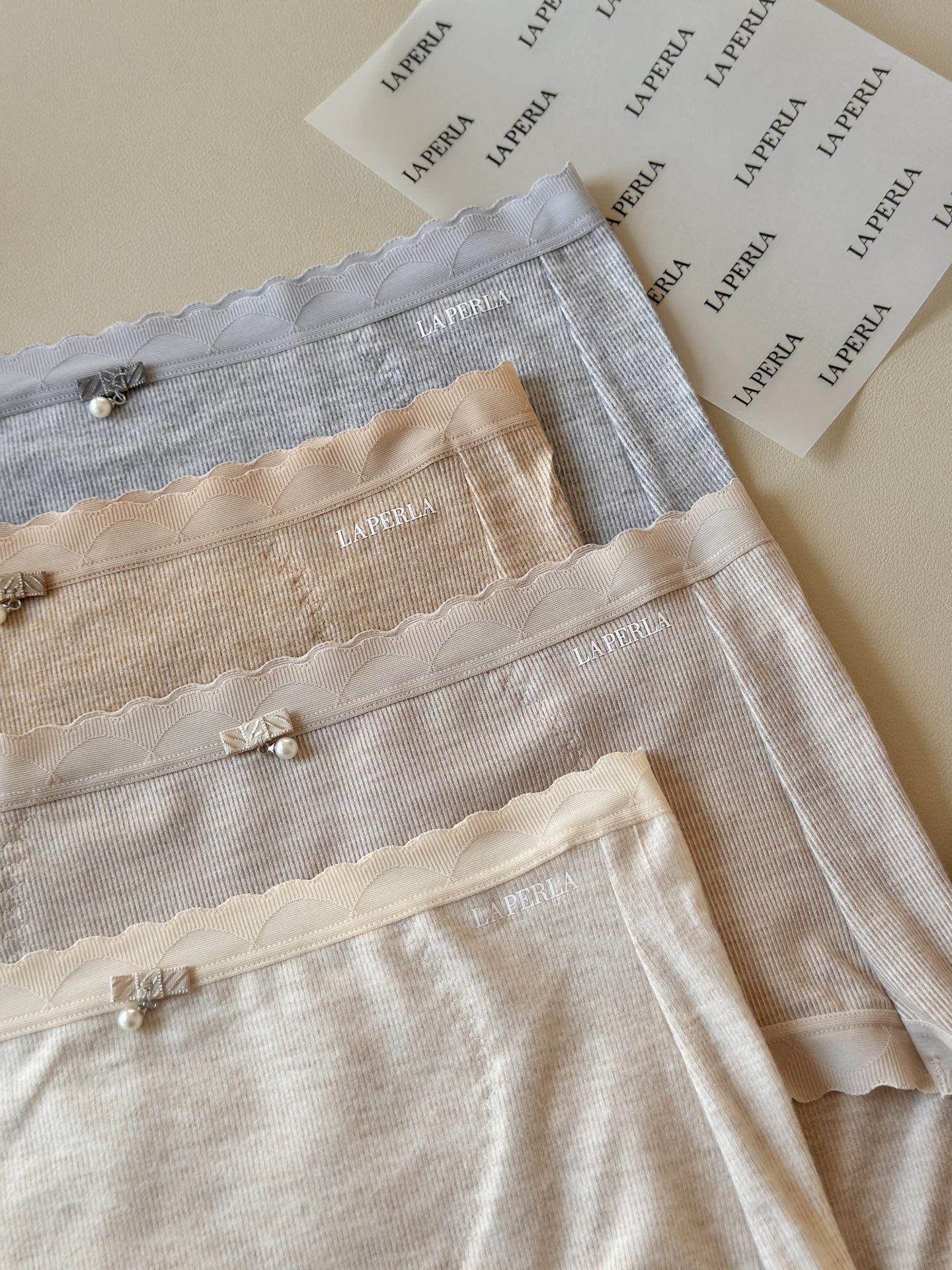 🌾LaPerla秋冬生姜暖宫裤 最新科技面料 颜色 ：四色礼品包装 尺码：适合85-140斤左右 主料：