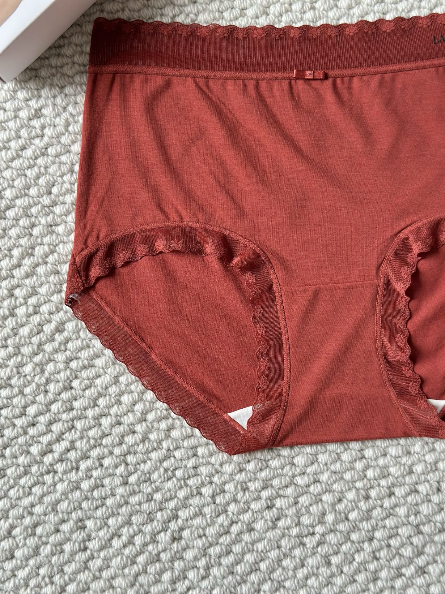 新品❤️LP红色莫代尔中腰女士内裤裸感面料，质感软柔舒适，给带您来全天候的肤亲体验，新年新气象； 本命年