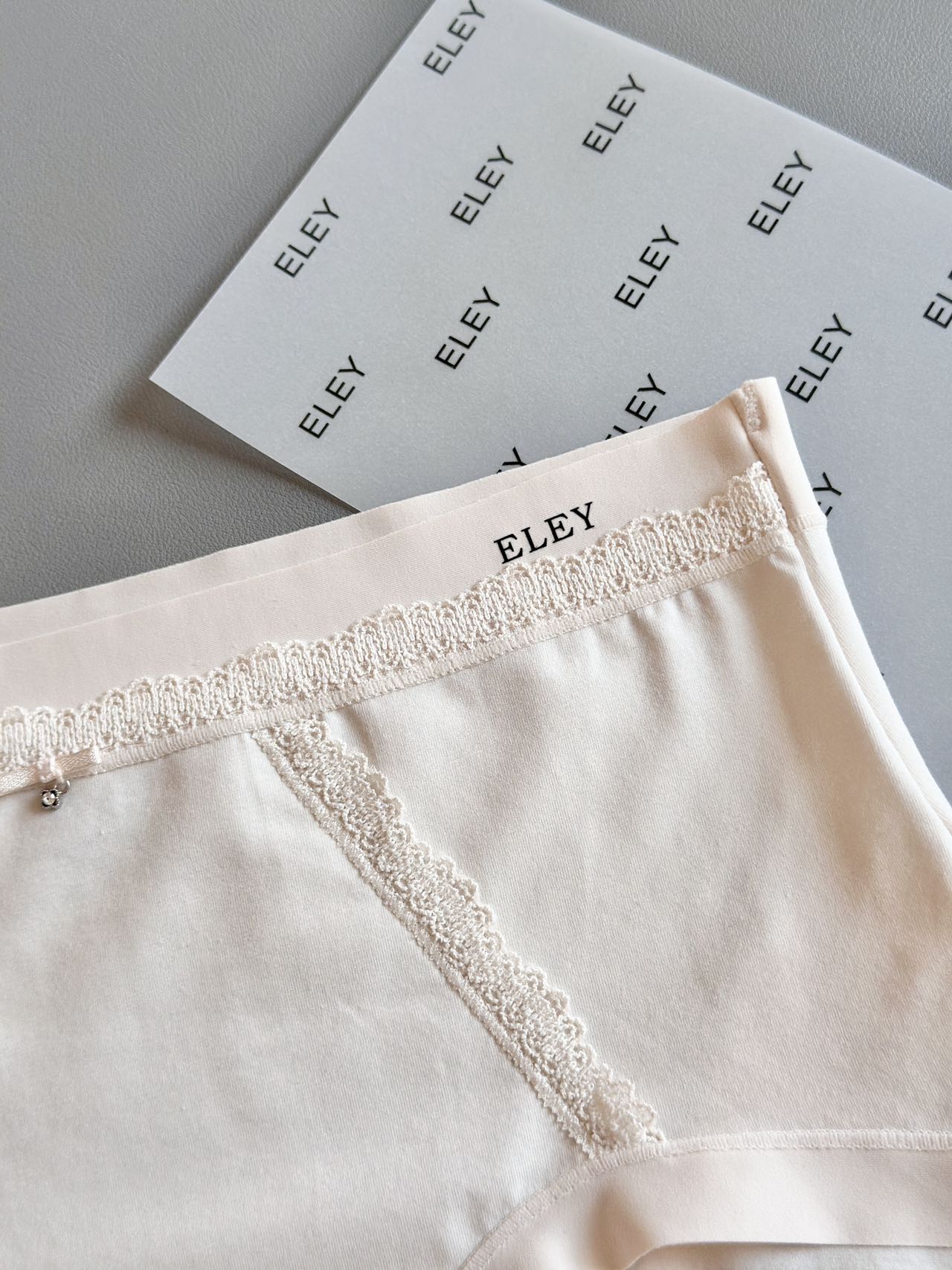 ELEY法式赫本内裤｜80支棉质，桑蚕丝底裆，中腰女士内裤 主打透气舒适返古颜色:三条礼盒装尺码:均码，