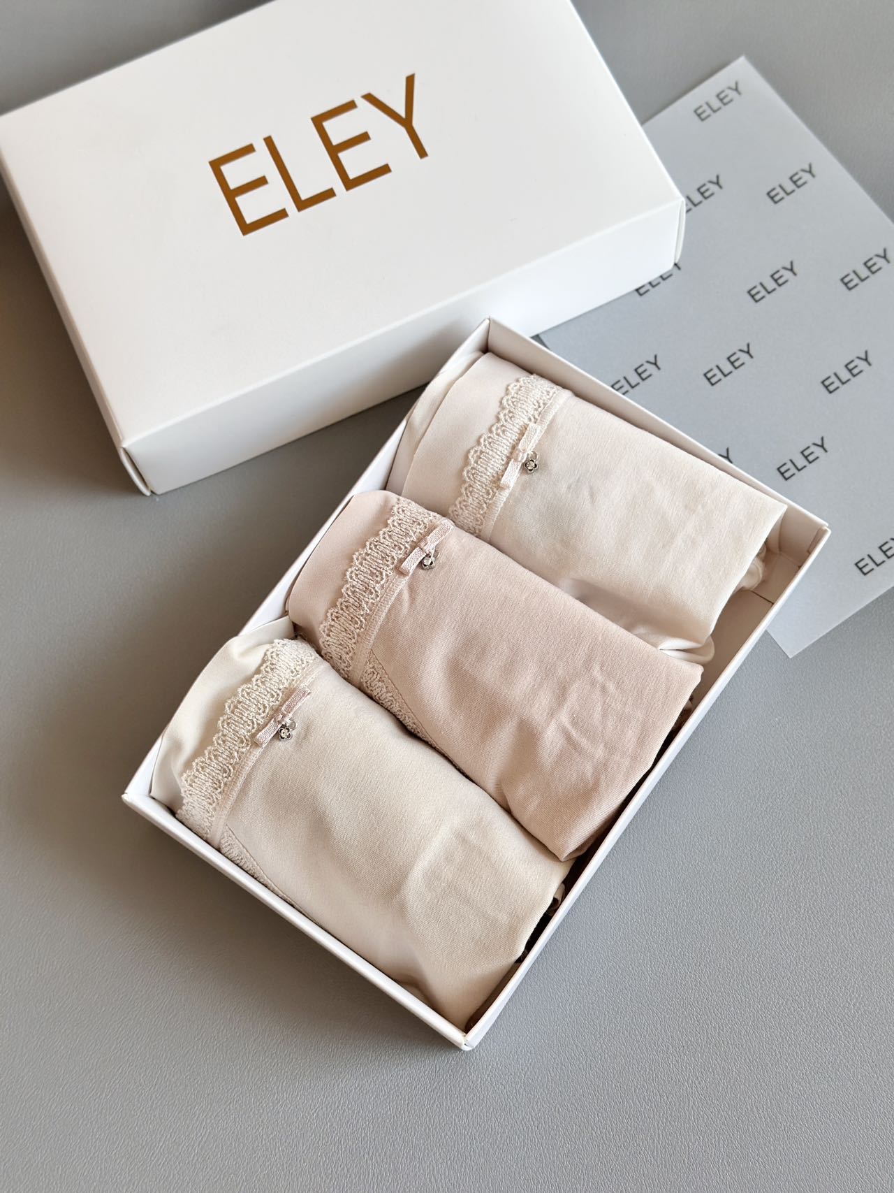 ELEY法式赫本内裤｜80支棉质，桑蚕丝底裆，中腰女士内裤 主打透气舒适返古颜色:三条礼盒装尺码:均码，