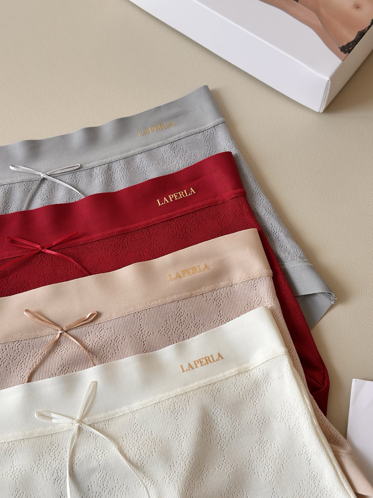 ‼️‼️福利面料：LaPerla大蝴蝶结镂空舒适再生纤维素纤维高配比面料001底档：100棉执行标准：G