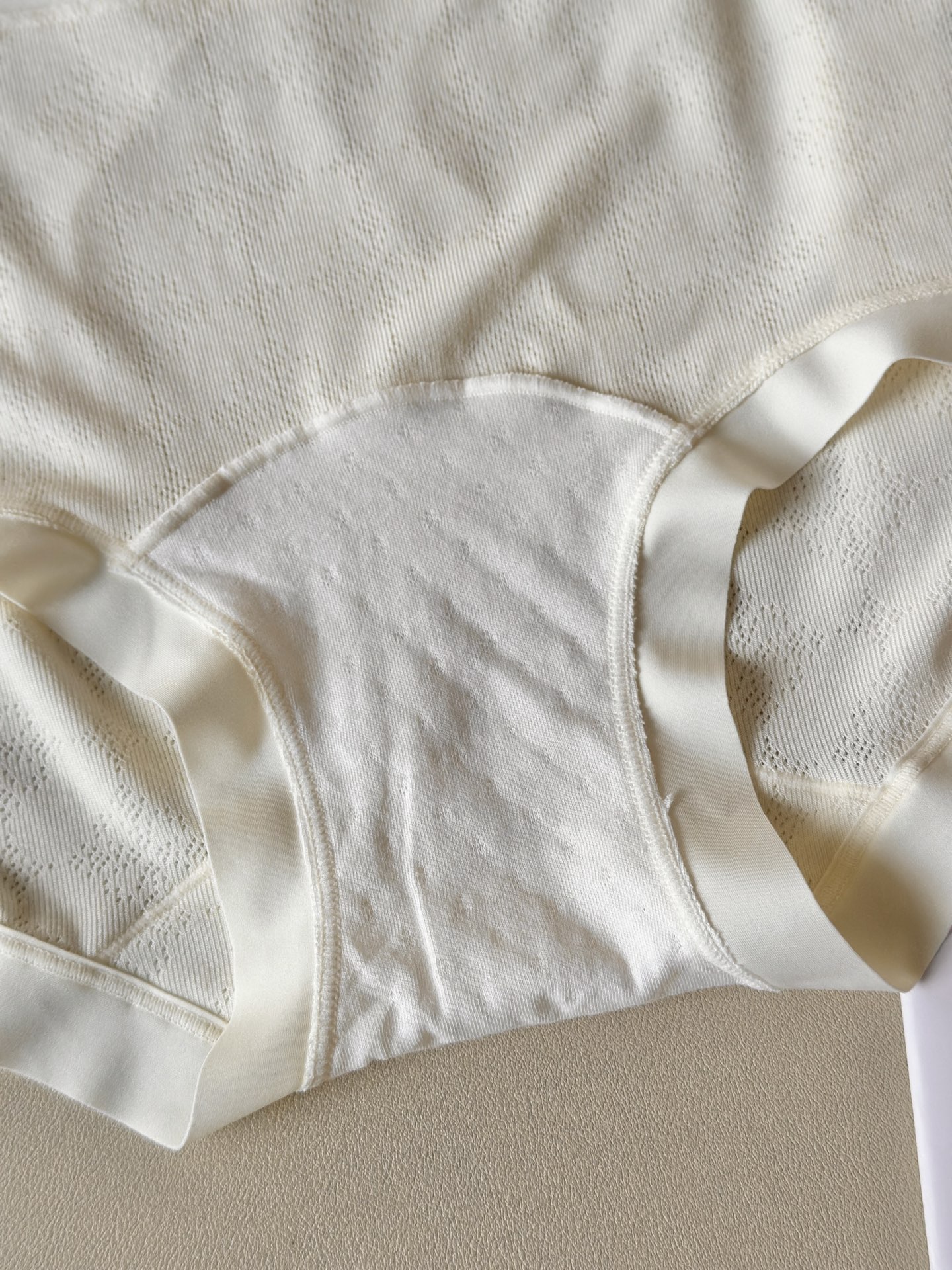 ‼️‼️福利面料：LaPerla大蝴蝶结镂空舒适再生纤维素纤维高配比面料001底档：100棉执行标准：G