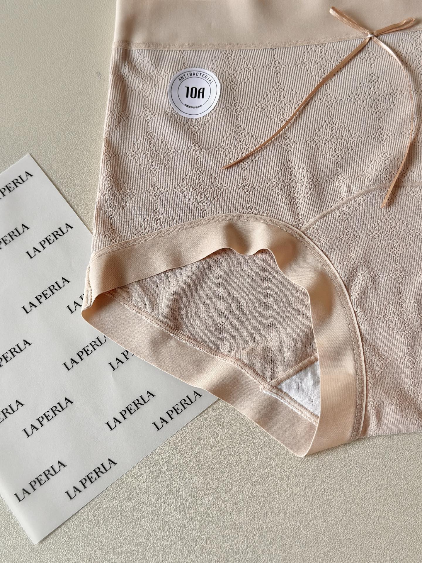 ‼️‼️福利面料：LaPerla大蝴蝶结镂空舒适再生纤维素纤维高配比面料001底档：100棉执行标准：G