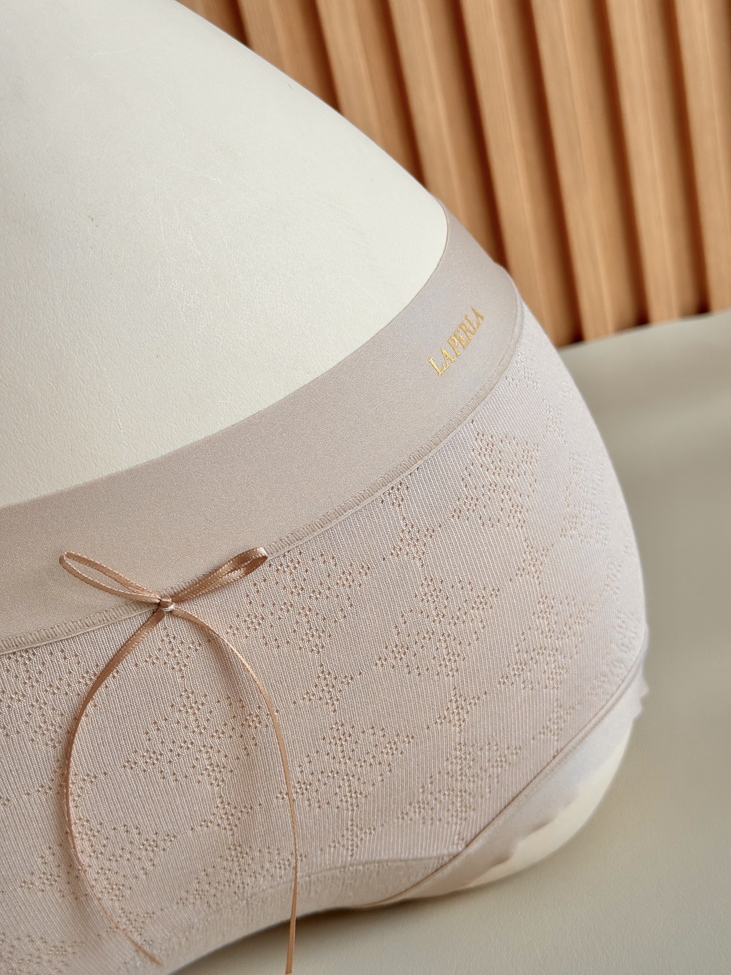 ‼️‼️福利面料：LaPerla大蝴蝶结镂空舒适再生纤维素纤维高配比面料001底档：100棉执行标准：G