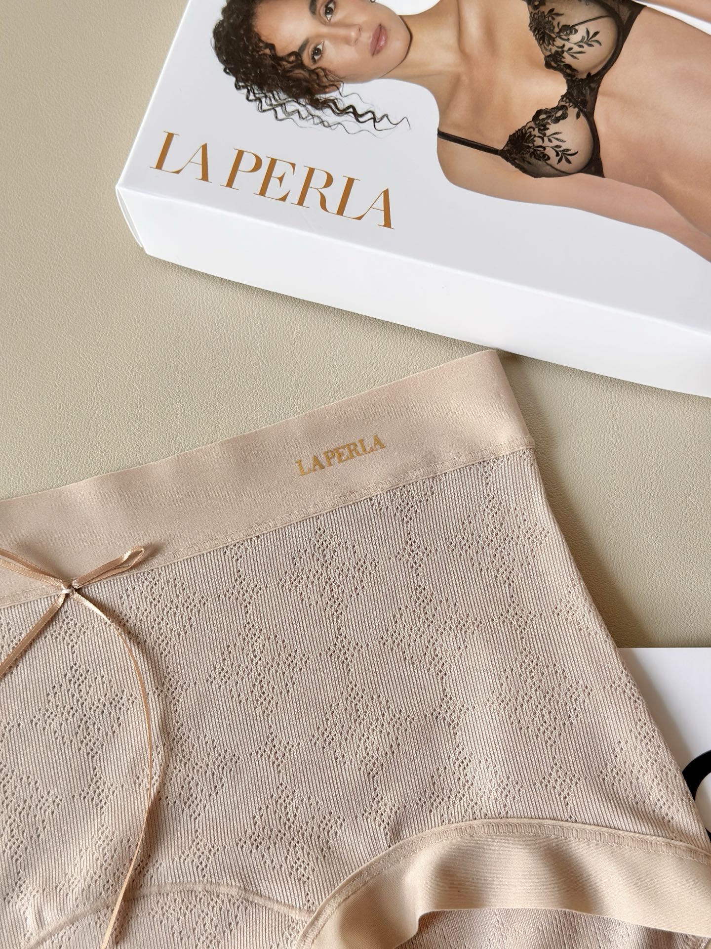 ‼️‼️福利面料：LaPerla大蝴蝶结镂空舒适再生纤维素纤维高配比面料001底档：100棉执行标准：G