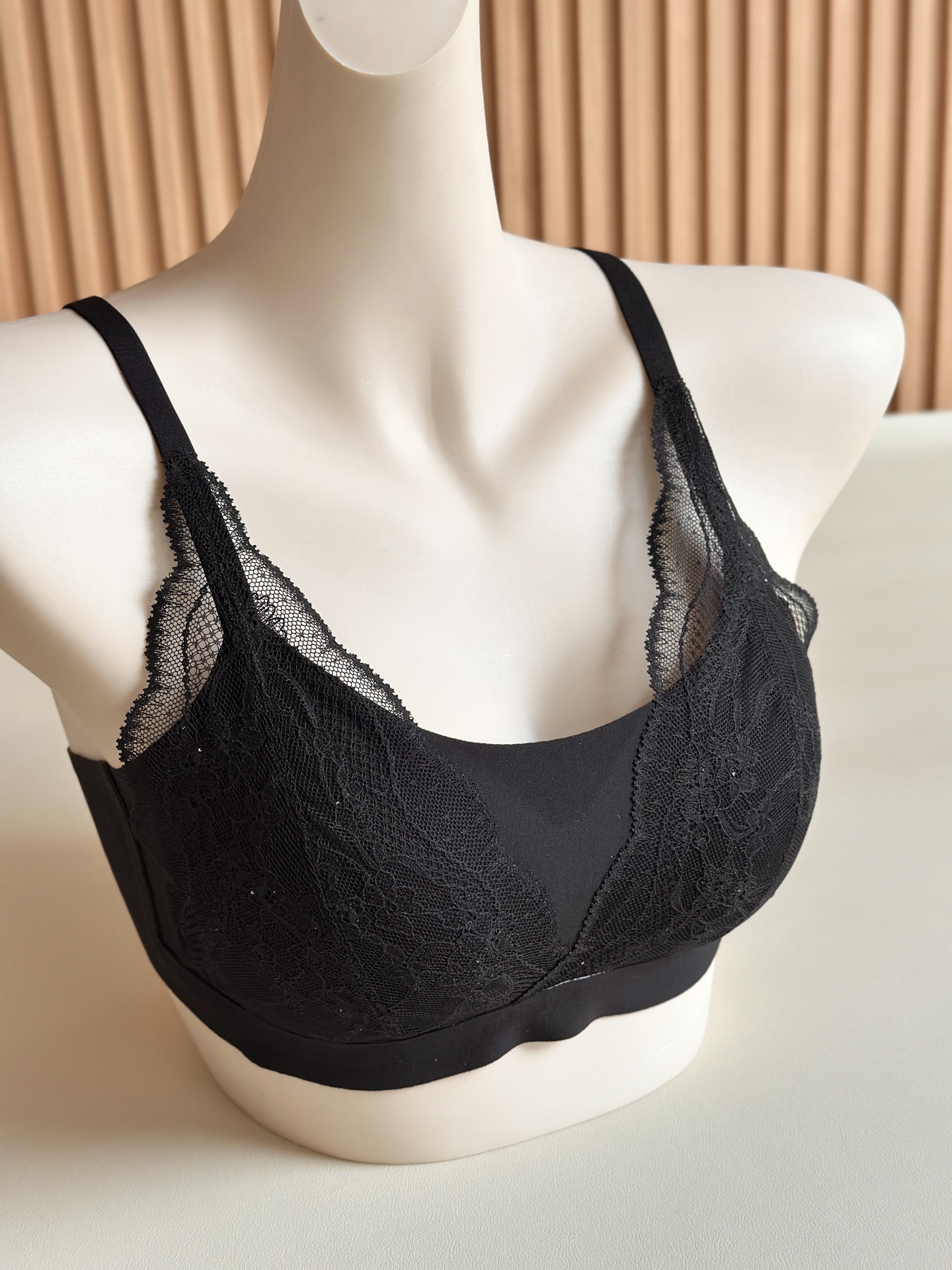 华歌尔同款高定蕾丝无痕文胸官网售699华歌尔高定蕾丝无痕文胸半固定杯 蕾丝面上有闪片防滑舒适肩带 四排两