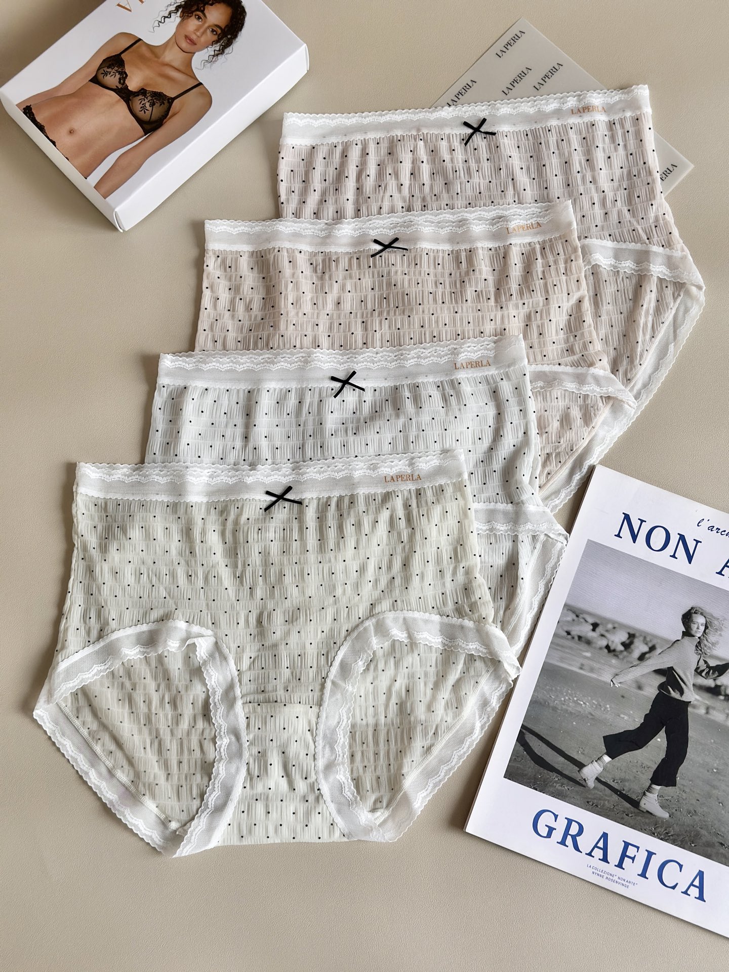 La Perla 新款泡泡纱女士内裤，意大利奢享质感，自带温柔肌理。超柔云朵触感，高弹无痕不勒，贴身如第