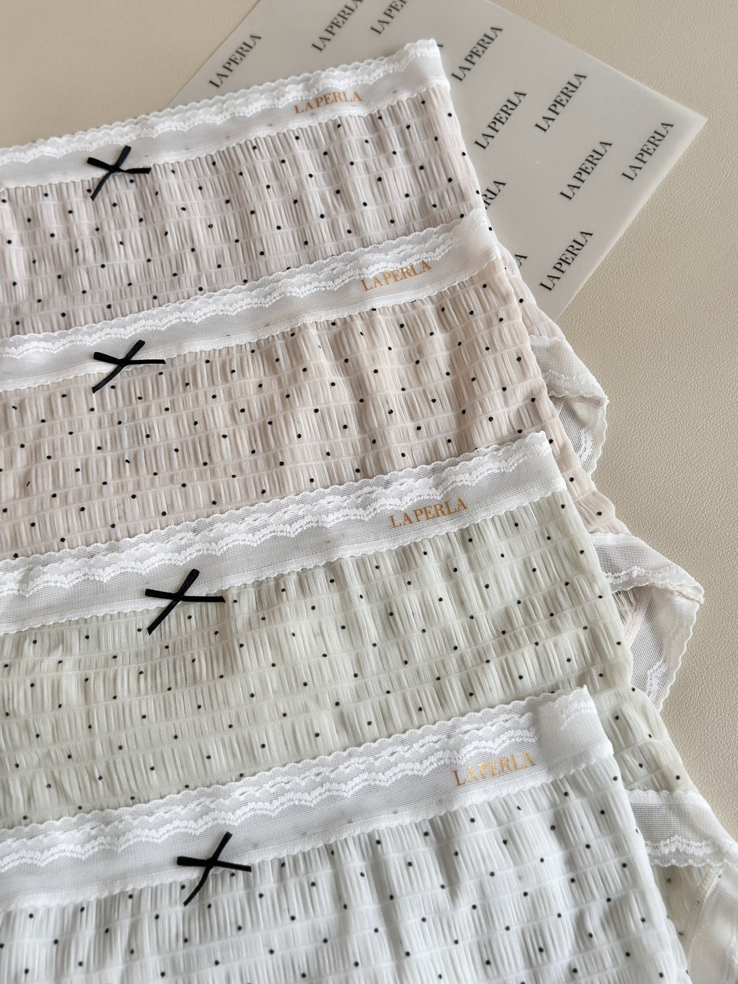 La Perla 新款泡泡纱女士内裤，意大利奢享质感，自带温柔肌理。超柔云朵触感，高弹无痕不勒，贴身如第