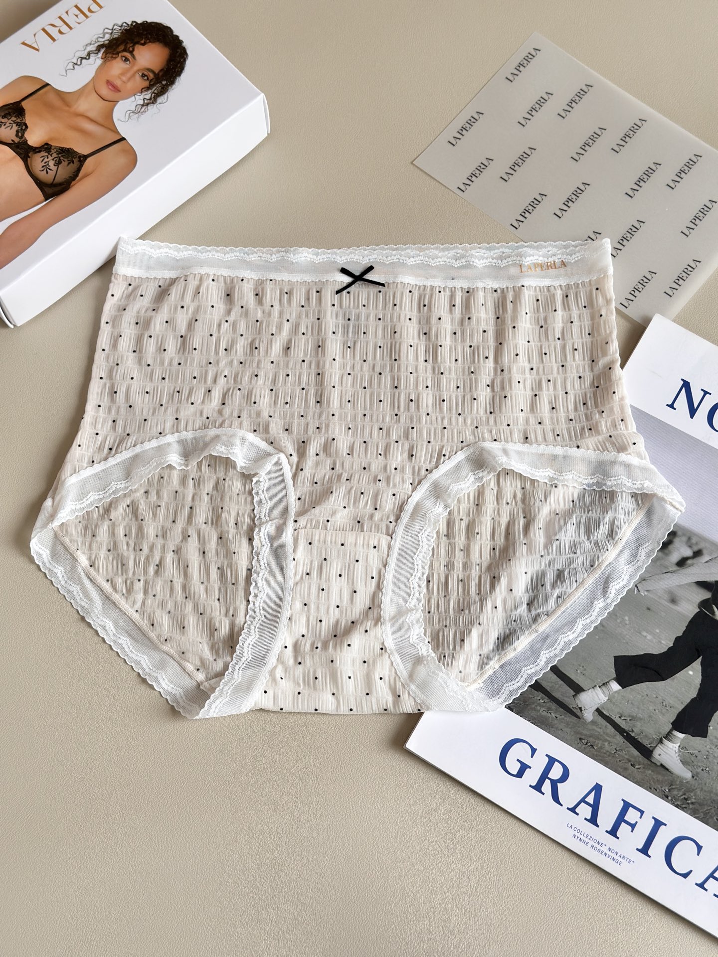 La Perla 新款泡泡纱女士内裤，意大利奢享质感，自带温柔肌理。超柔云朵触感，高弹无痕不勒，贴身如第