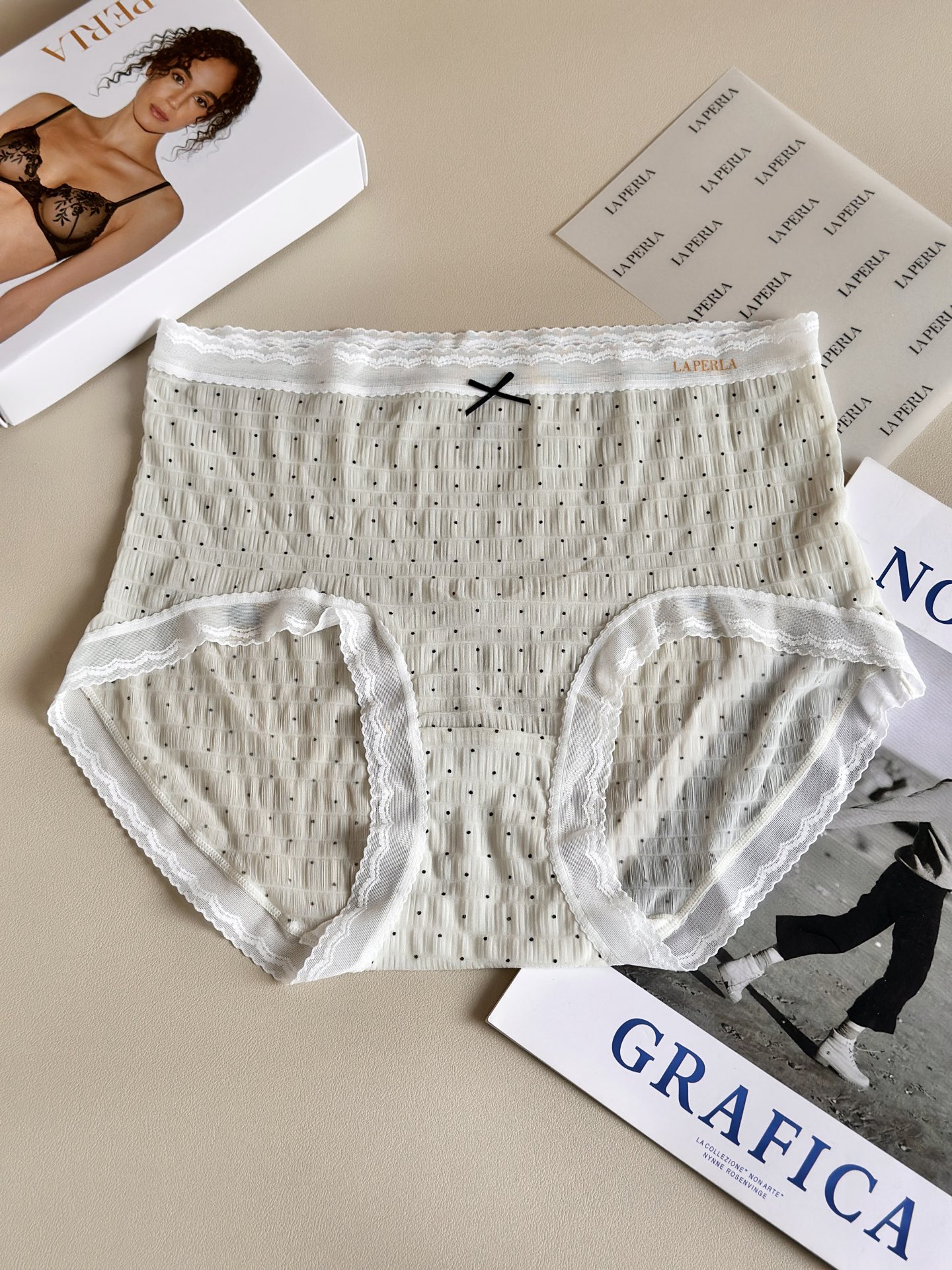 La Perla 新款泡泡纱女士内裤，意大利奢享质感，自带温柔肌理。超柔云朵触感，高弹无痕不勒，贴身如第