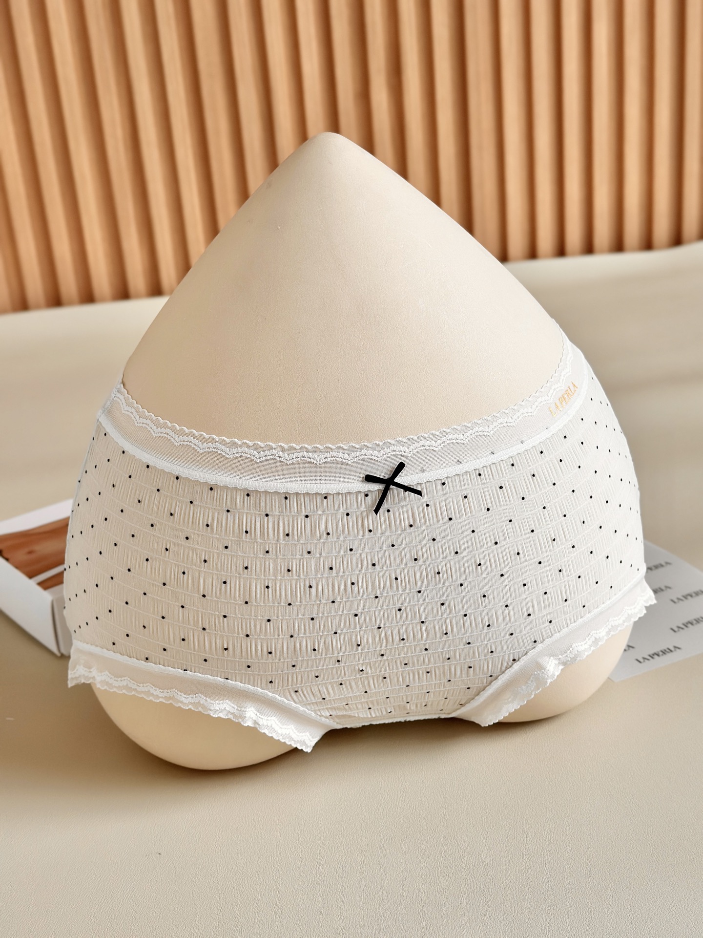 La Perla 新款泡泡纱女士内裤，意大利奢享质感，自带温柔肌理。超柔云朵触感，高弹无痕不勒，贴身如第