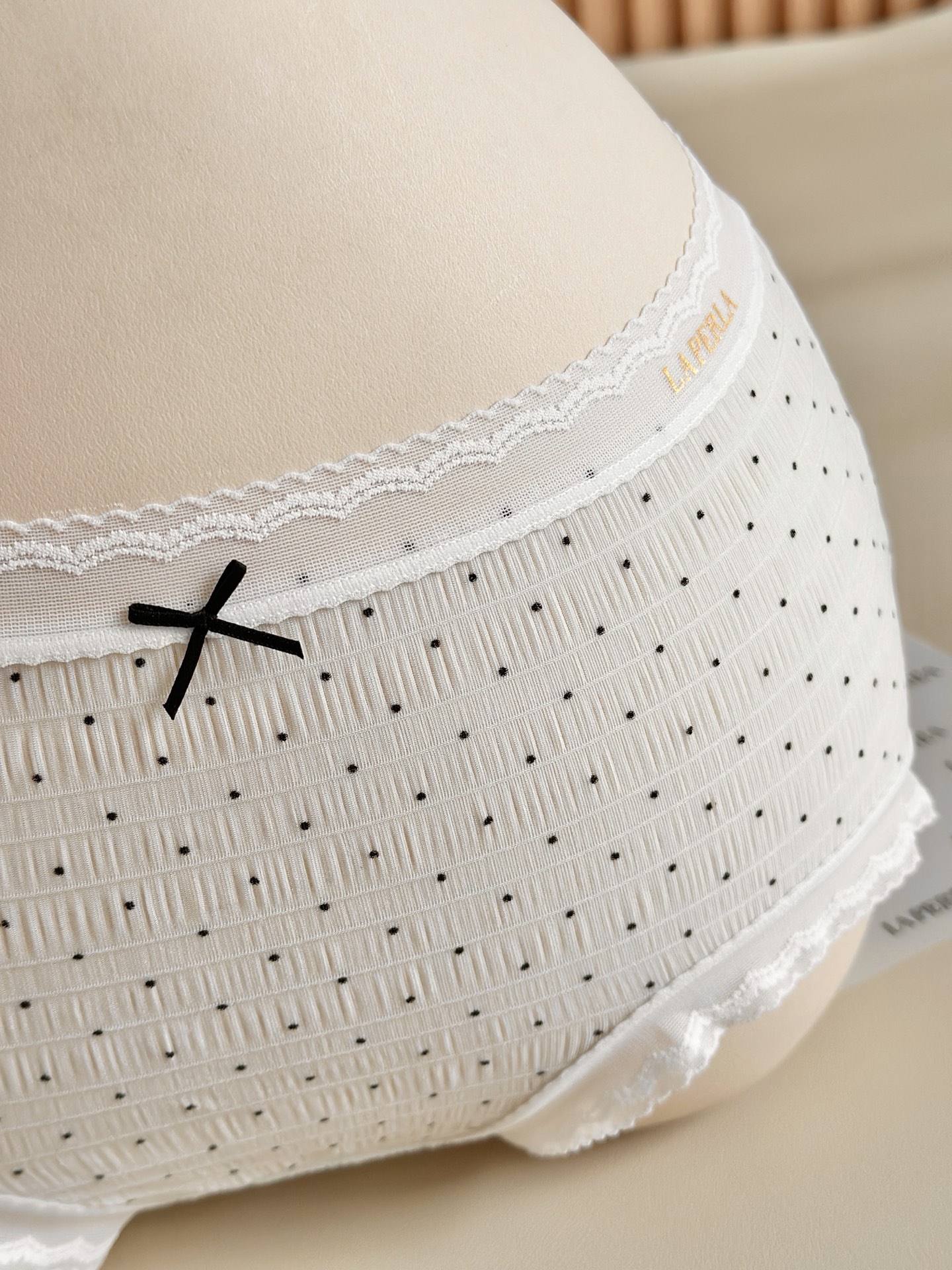 La Perla 新款泡泡纱女士内裤，意大利奢享质感，自带温柔肌理。超柔云朵触感，高弹无痕不勒，贴身如第