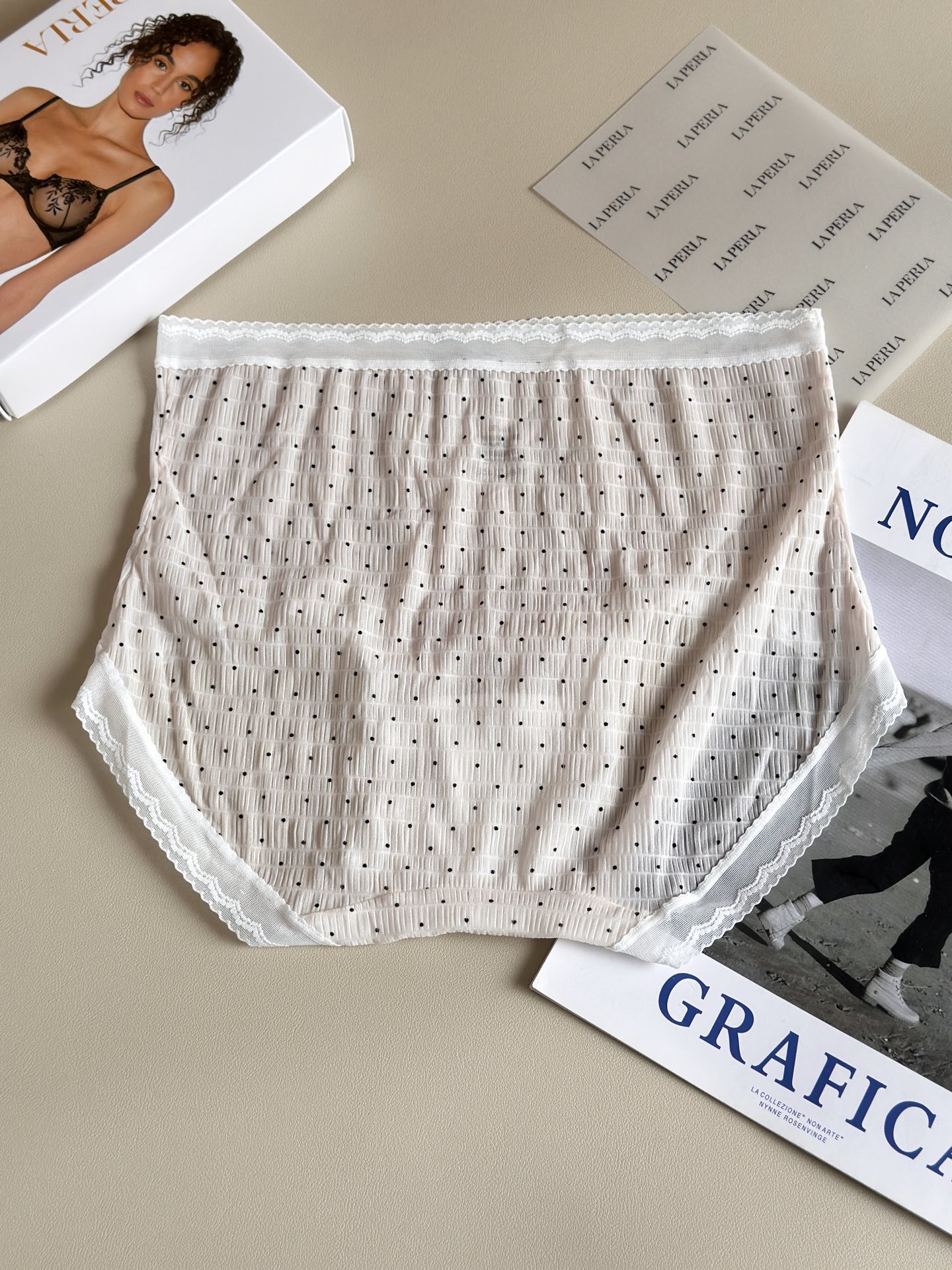 La Perla 新款泡泡纱女士内裤，意大利奢享质感，自带温柔肌理。超柔云朵触感，高弹无痕不勒，贴身如第