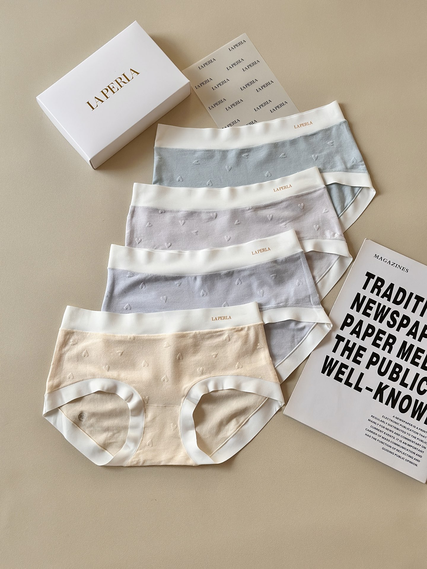 ‼️‼️Laperla新款马卡龙色系女士中腰内裤治愈一切💓暗纹爱心提花，是藏不住的温柔与浪漫。新的一年，