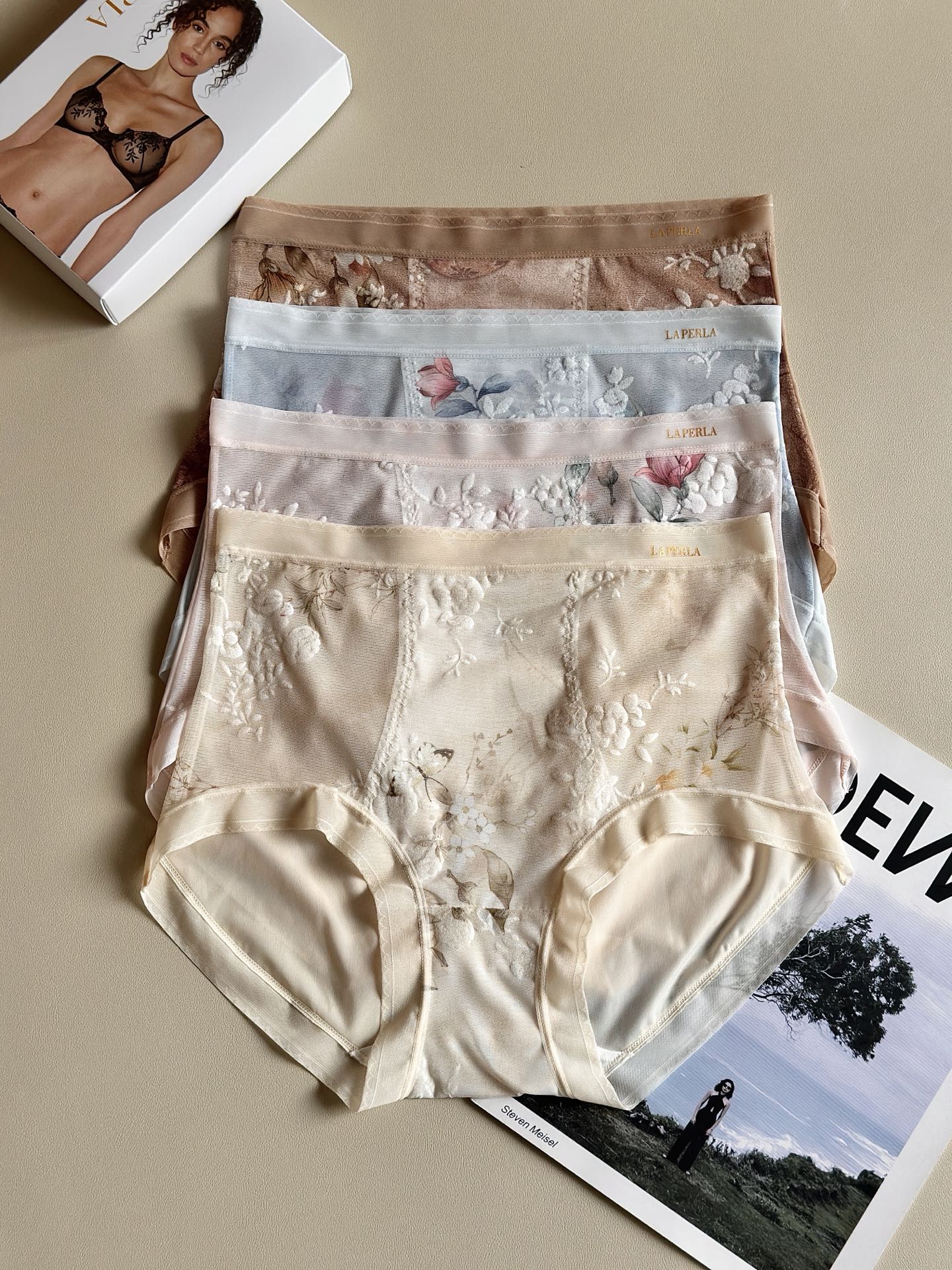 LP新款蕾丝高腰收腹桑蚕丝加长裆植绒国风高端女士内裤材质：涤纶、桑蚕丝颜色：礼盒就四条装尺码：L、XL、