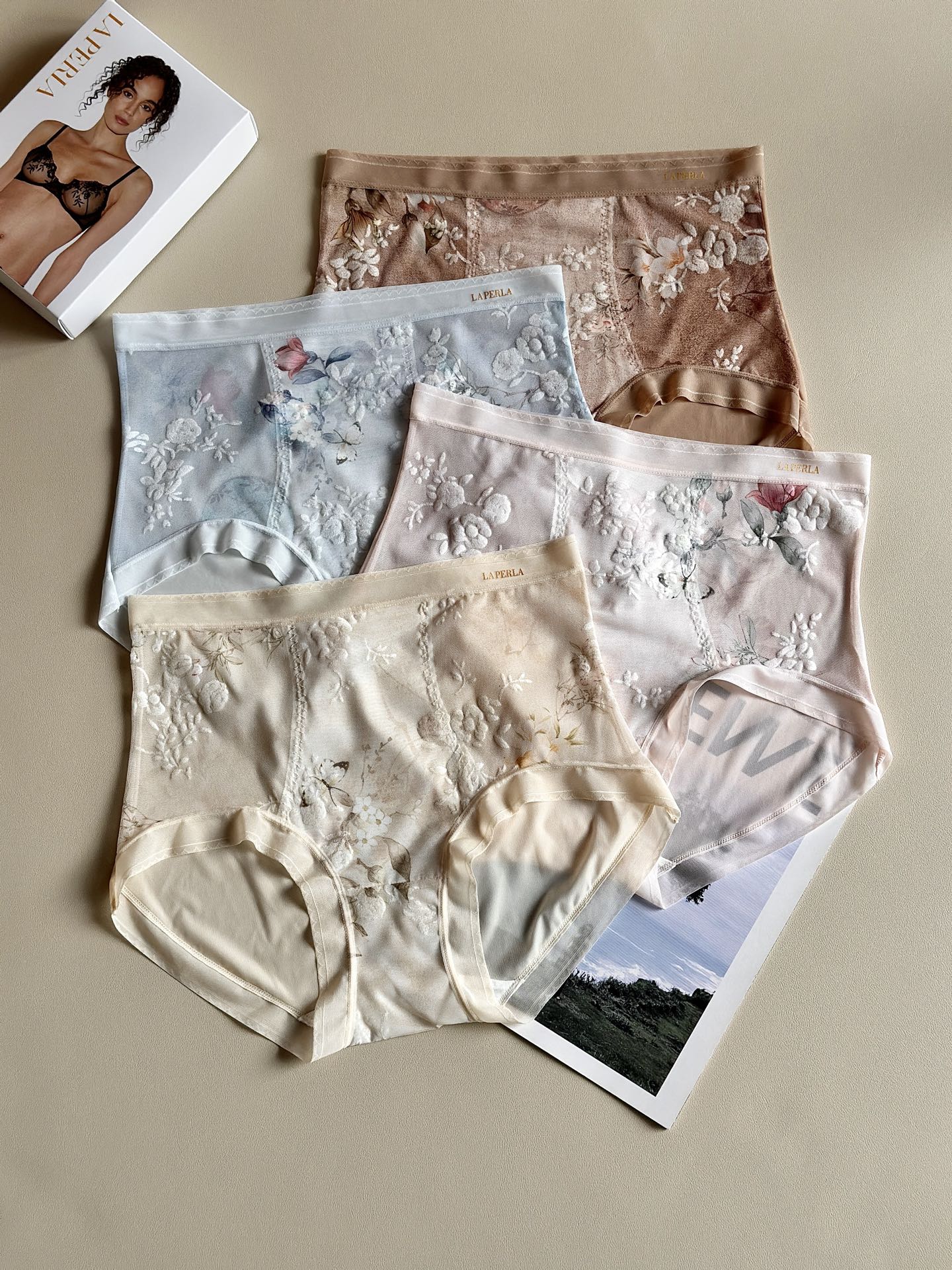 LP新款蕾丝高腰收腹桑蚕丝加长裆植绒国风高端女士内裤材质：涤纶、桑蚕丝颜色：礼盒就四条装尺码：L、XL、