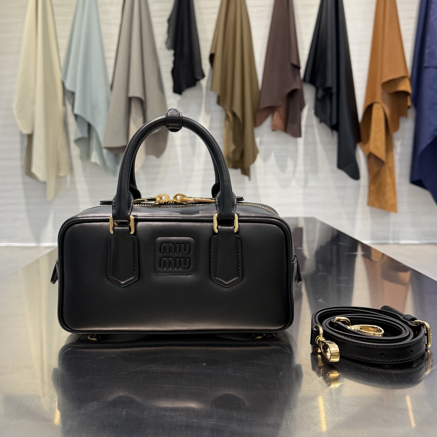 Arcadie 保龄球 【小号 黑色】 超经典包型  区别市面版本 复古随意 让人松弛 你可以一身极简却让你时髦到极致 版型巧妙 绝可以进入高级宴会场合 ✅原厂小牛皮 ✅纯铜五金(与zp一致 比全钢贵,半钢不用比) ✅古特曼真丝缝线(全国领域排名第一) ✅独家工厂十几年老师傅手工工匠精神 尺寸 22*10.5*7.5cm 原 平替价