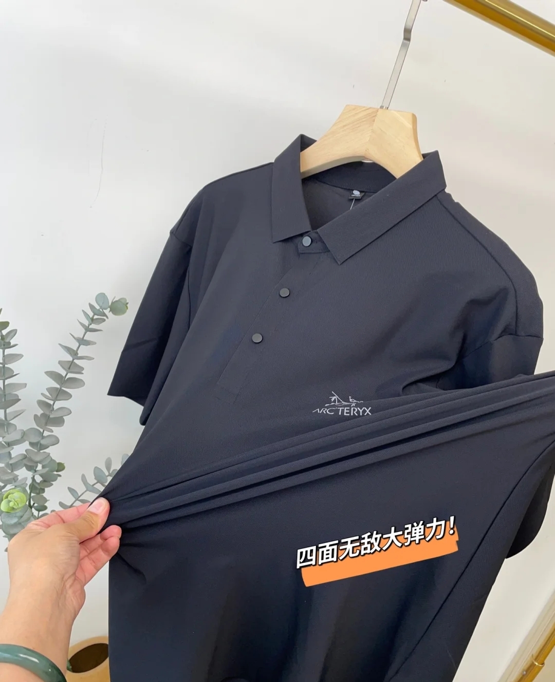 高版本牛货🐮区别市场垃级货🗯️同图不同版本不同 ✅不要被外面同文案 盗图党混发低高奢图迷惑。收到一对比品质就知道差距在哪里啦,不吹虚 认准终端不保证我的品都是最便宜的,但绝对保证对得起兄弟们每分血汗钱! 💰135
🔥始祖鸟 男子无痕速干Polo衫短袖
此款采用迪家最新的日本进口的TOUGH面料、是聚焦面料的创新产品、采用创造性的独特纳米技术融合而成的纱线、突破常规面料的性能标准、造就全新一代触感及性能!
其具有十分优越的色牢度、耐皂洗、耐光汗复合和耐摩擦,长久穿着与洗涤仍能维持饱满的色泽度!
自问世以来、TOUGH面料以不易变形、不易褪色以及快递干爽的三大优势
面料亲肤舒爽,不粘身不黏腻!排汗吸湿!这款迪家的POLO衫,遵循并致敬精典!采用了小翻领+门襟排扣的设计,隽永又儒雅,运动且商务!右肩的立体LOGO,高温热烫印的工艺加持,LOGO胶标不易脱落!既有严谨的精英范,又有利落阳光的运动感
彰显品牌魅力
面料成分 锦纶89%氨纶11%
颜色:白色 粉色 黑色 中灰 灰蓝 海绿 孔雀蓝 深灰 雾霾蓝
尺码:M-3XL
.................................................................................................................................................................................................