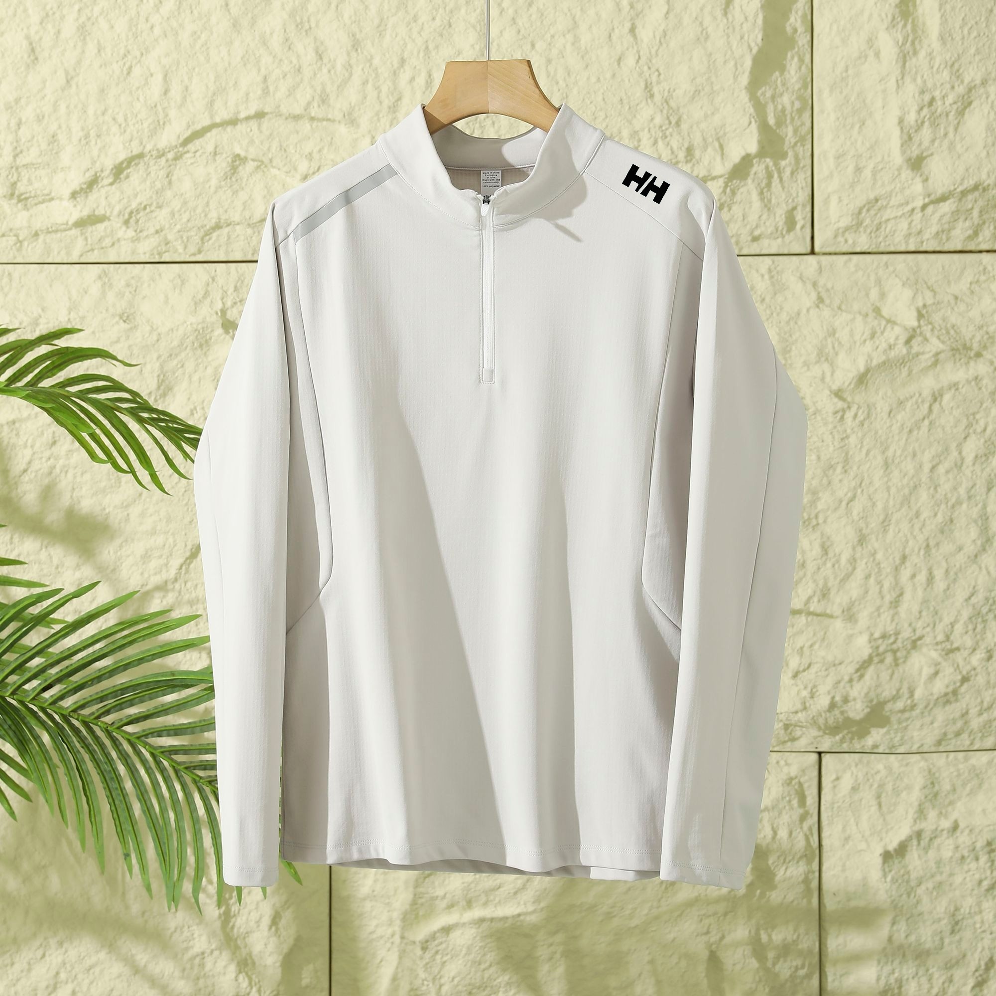 🛒购物价： 💰170
HH秋冬新款，抓绒速干训练运动健身长袖T恤，半拉链立领卫衣，打底衫！男士男装休闲运动圆领打底衫  
店铺长期主推款，掌柜自留衣橱必备牛货！
定制定染速干面料市面上没有的东西且卖且珍惜，立裁工艺，整件衣服压胶工艺很多，领口压胶，胸前激光口袋定位压胶，袖口 以及下摆 都是压胶工艺，很贵很费时。
但我们给到兄弟们的依旧是有性价比的价格！！还不主推 更待何时！！！

尺码:M-4XL







