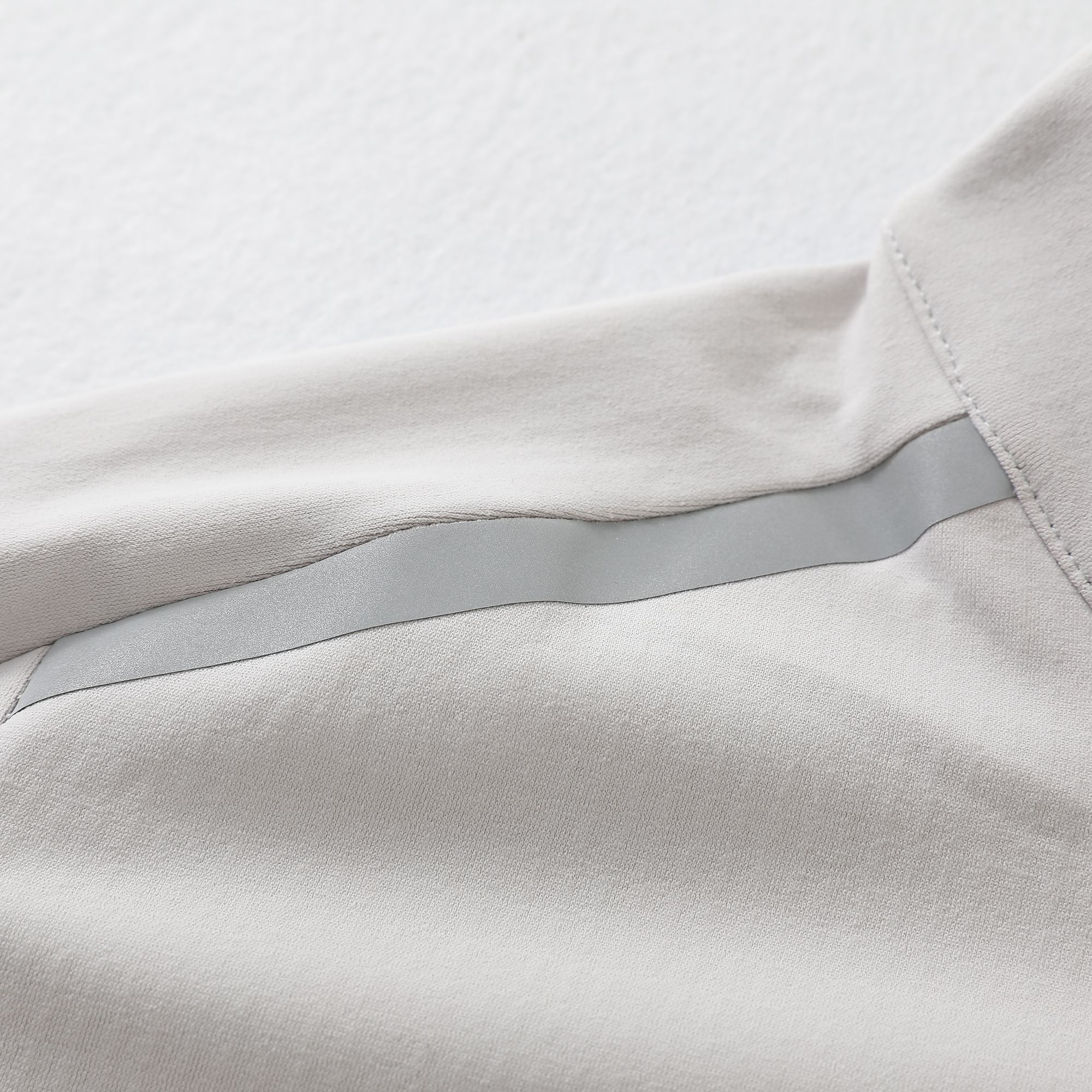 🛒购物价： 💰170
HH秋冬新款，抓绒速干训练运动健身长袖T恤，半拉链立领卫衣，打底衫！男士男装休闲运动圆领打底衫  
店铺长期主推款，掌柜自留衣橱必备牛货！
定制定染速干面料市面上没有的东西且卖且珍惜，立裁工艺，整件衣服压胶工艺很多，领口压胶，胸前激光口袋定位压胶，袖口 以及下摆 都是压胶工艺，很贵很费时。
但我们给到兄弟们的依旧是有性价比的价格！！还不主推 更待何时！！！

尺码:M-4XL







