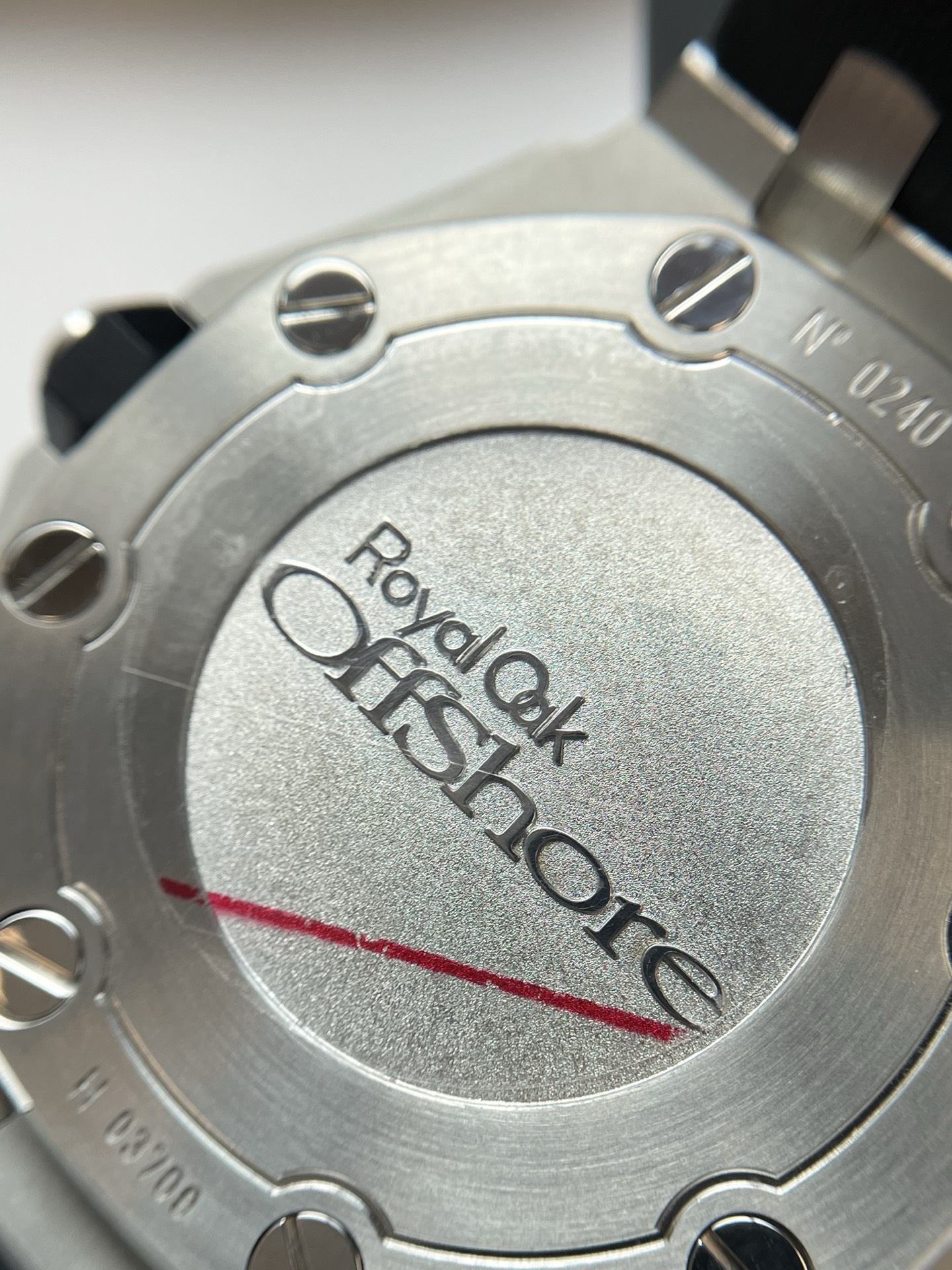爱彼 底盖中央"Royal Oak Offshore"刻字采用高精度激光雕刻 确保字体边缘锐利 深度均匀 由工匠手工抛光 消除毛刺并增强立体感