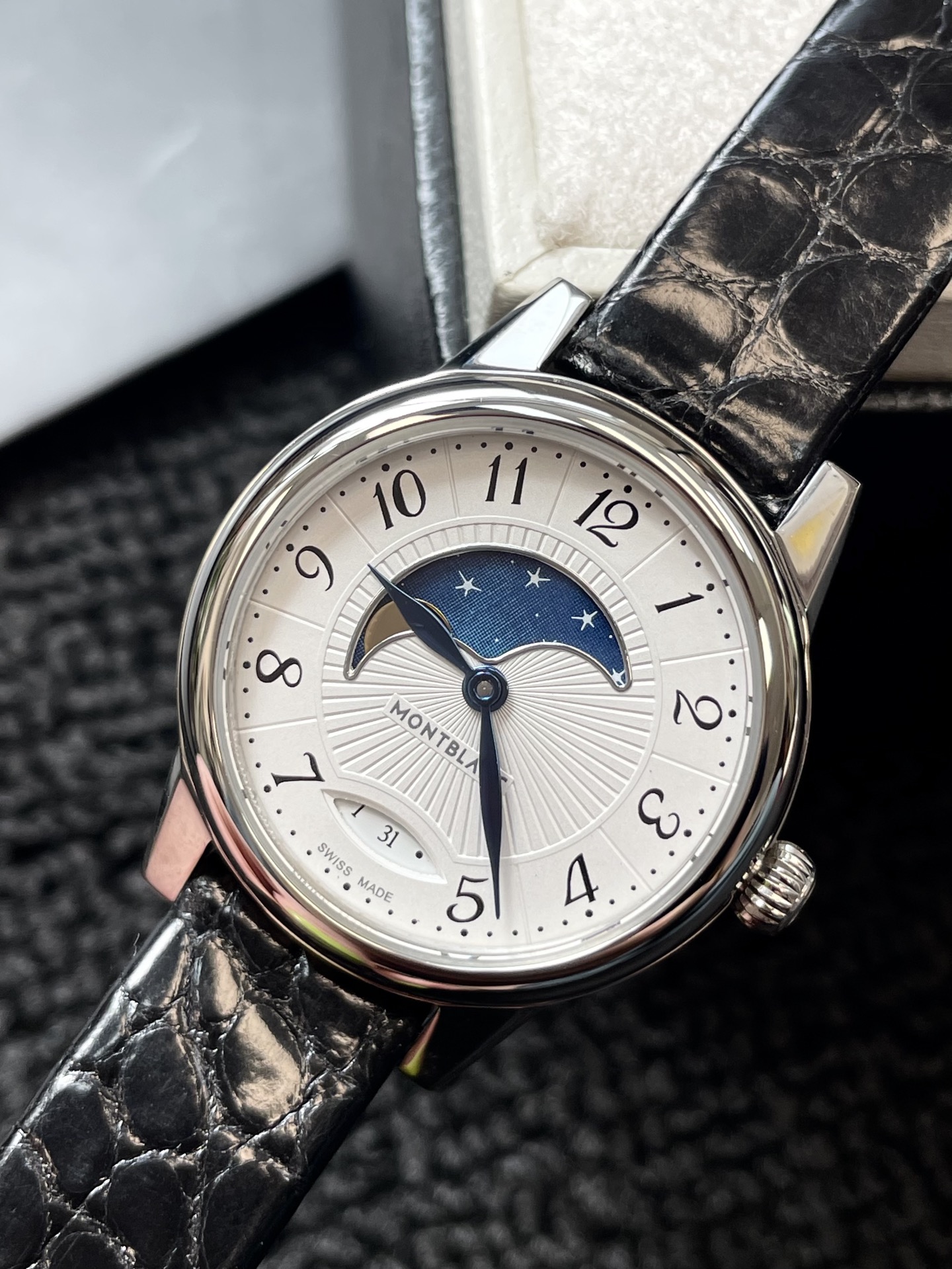 NO:385861,MONTBLANC Baoxi series watches. A watch with the moon phase function will always feel much more agile. Regardless of the phase of the moon, the moon is gentle every day, it can always bring a good mood. Montblanc Baoxi series watches have a more traditional appearance design and color matching that can be suitable for any occasion. The 27mm diameter of the Swiss quartz movement is equipped with exquisite and practical moon phase function. Through a large crescent-shaped hollow window display, elegant and easy to read, the grace of women is better reflected. The dial is decorated with exquisite patterns and black flowers and Arabic numerals, showing the exquisite art of high-end watchmaking style!  The American crocodile leather strap is expensive!  Shipped with original box!  Give a decent gift!  ,montblanc,crocodile skin19860909批MONTBLANC万宝龙 宝曦系列手表 一块腕表有了月相功能 总会觉得灵动不少 不论阴晴圆缺 每天有月亮温柔相伴 总能 带来美好心情 万宝龙宝曦系列腕表 较为传统 的外观设计和颜色搭配能适用于任何场合 27mm的表径 瑞士石英机芯 配备考究而又 实用的月相功能 通过一个大型的新月型镂空 视窗显示 优雅易读 将女性的风姿绰约更好的 体现出来 表盘上饰有精致的花纹 搭配黑色花 体阿拉伯数字 展现出高级制表风格的精湛艺！美洲鳄鱼皮表带造价不菲！配有原盒出货！送礼体面！,,montblanc,crocodile skin,Watch