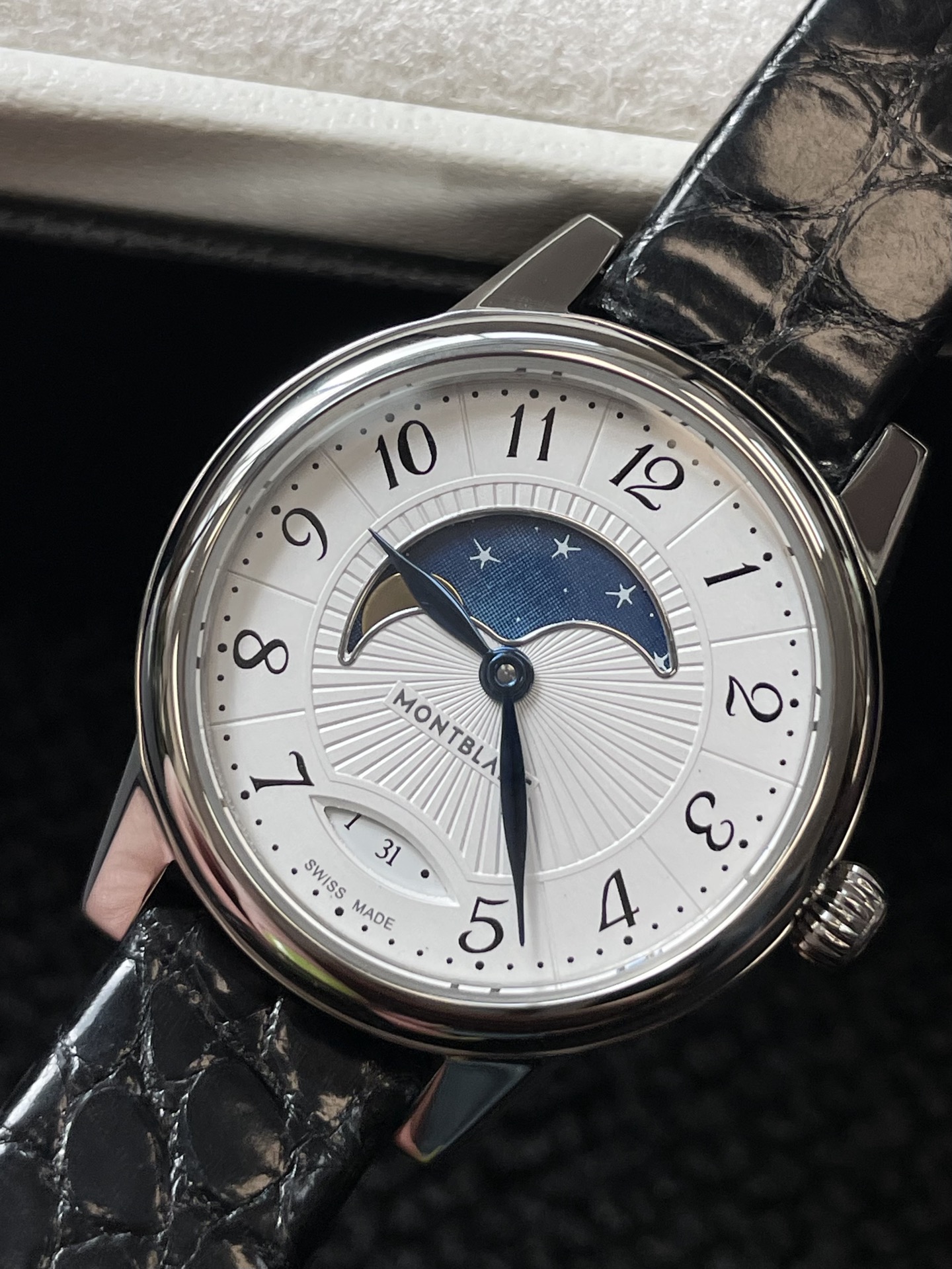 NO:385796,The 27mm diameter, the white dial is matched with the moon and stars pattern, cleverly arranged, and the unique moon phase display function, as if the vast starry sky is condensed into the wrist. Every time you raise your wrist, you seem to be able to see the mystery and depth of the universe. The exquisite date display window is presented with delicate craftsmanship, which is clear and clear, adding convenience to daily use. The dial is simple but not lost. The style scale and pointer, the lines are smooth and elegant, and the texture is more visible under light and shadow. The time is accurately reads accurately and shows low-key luxury.1986090927mm的表径 白色表盘搭配月亮星星图案 巧妙排列 搭配独特的月相显示功能 宛如将 浩瀚星空浓缩于腕间 每一次抬腕 都仿佛能 窥探到宇宙的神秘与深邃 精致的日期显示窗 以细腻的工艺呈现 清晰明 了 为日常使用增添便利 表盘上简洁而不失 格调的刻度与指针 线条流畅优雅 在光影下更 显质感 精准读取时间的同时 尽显低调奢华,,Watch