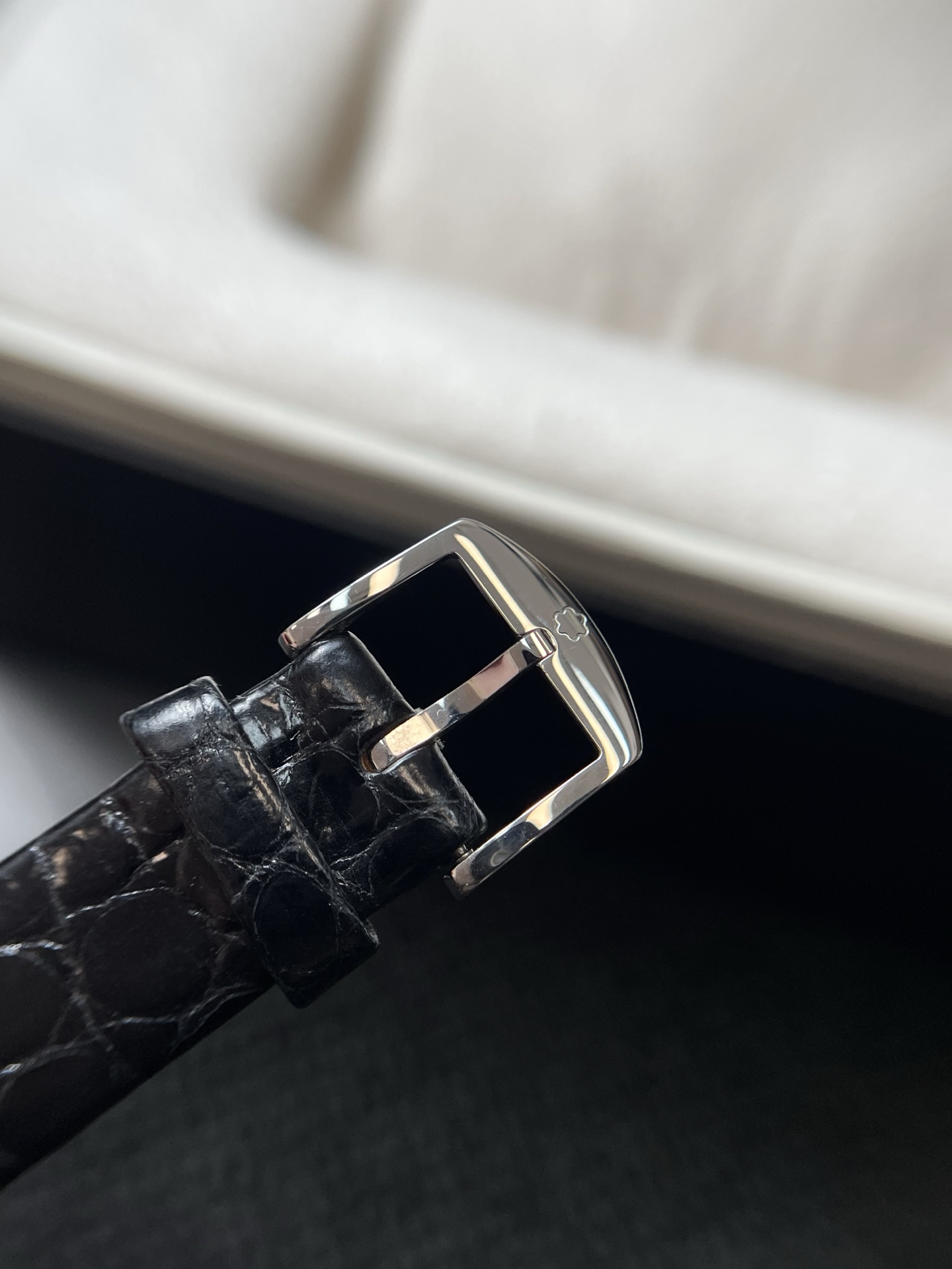 NO:385807,Montblanc American crocodile leather strap is expensive!  The strap is clear and stylish. It is comfortable to wear, montblanc, crocodile skin19860909万宝龙 美洲鳄鱼皮表带造价不菲！ 表带LG字印清晰有型 上手佩戴舒适,,montblanc,crocodile skin,Watch