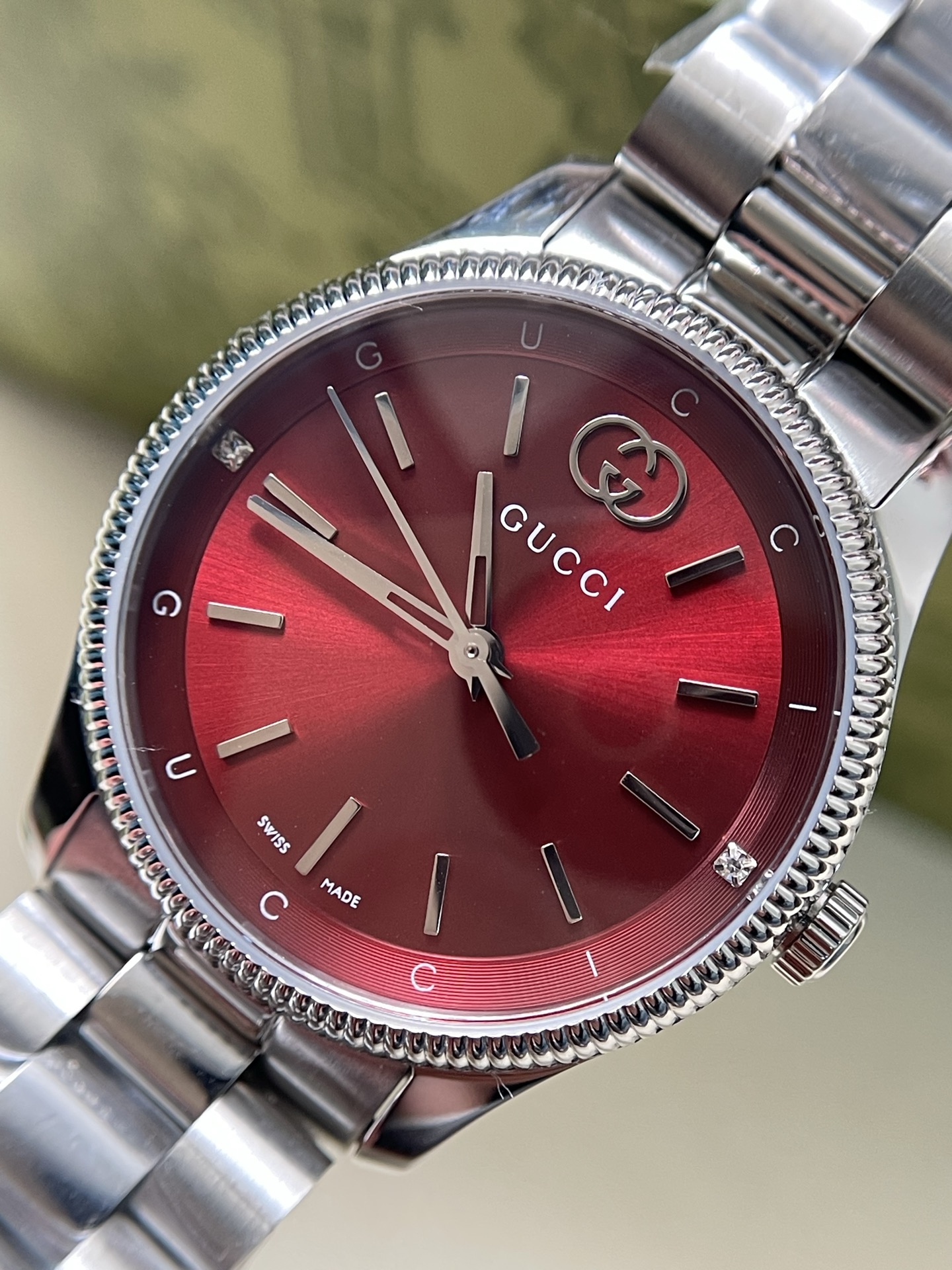 NO:764863,Gucci GUCCI 29mm dial. The round watch dial is embellished with the Gucci letter logo to highlight brand recognition and is embellished with two diamonds. It is full of details and texture. Anti-reflective coated sapphire glass is wear-resistant and scratch-resistant. Wearing it in burgundy color is super white and noble!  ,,gucci,gucci19860909古驰 GUCCI 29mm表盘 圆形腕表表盘上缀饰Gucci字母标识 彰显品牌辨识度 并镶有两颗钻石点缀 细节质感满满 防反光涂层蓝宝石玻璃 耐磨耐刮 酒红色佩戴超级显白显贵气！,,gucci,gucci,Watch