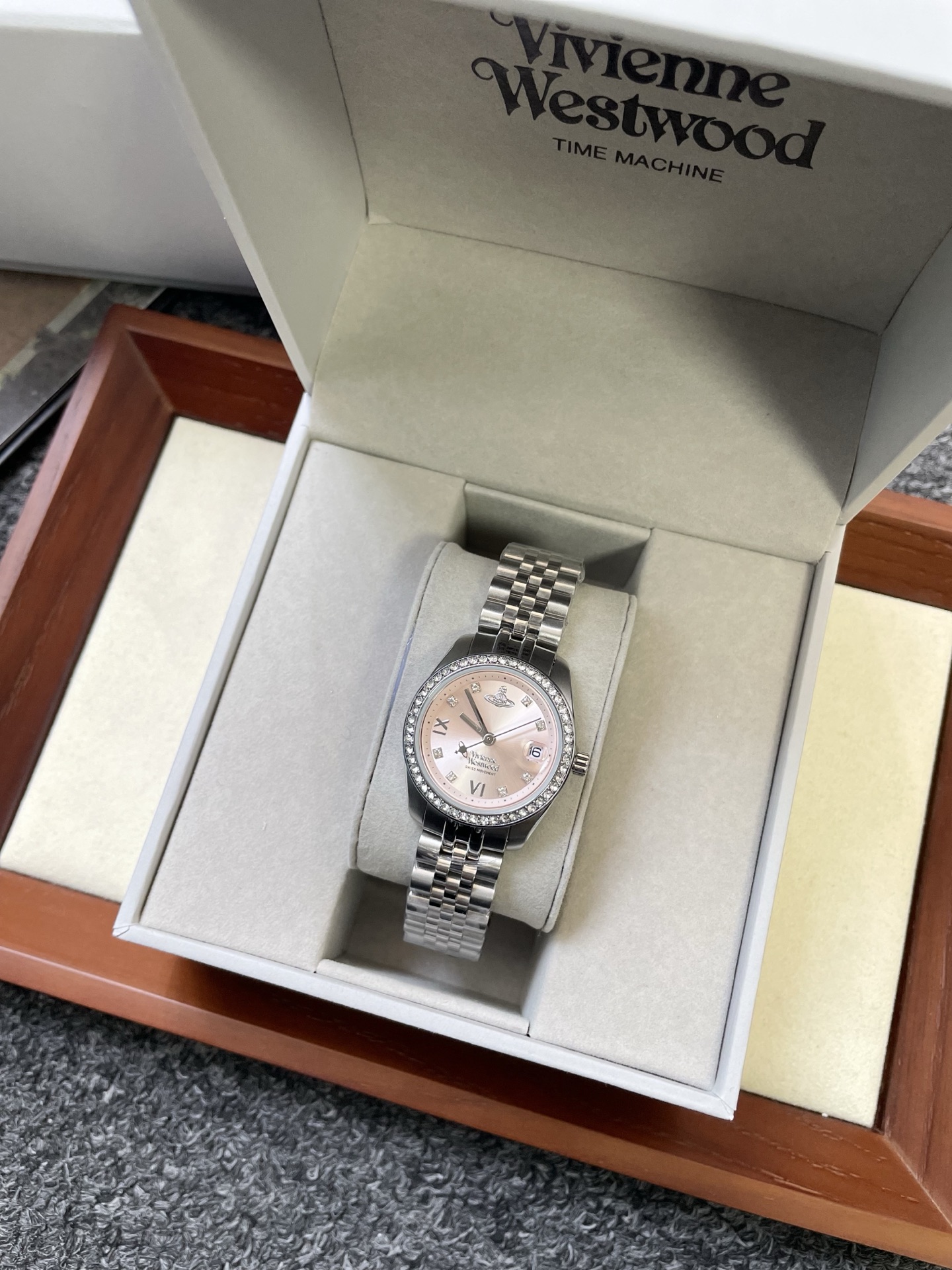 NO:765085,Pink is a white and luxurious color!  !  There is an atmosphere like a flower of wealth in the world!  !  Everyone who saw it said they loved it haha!  !  An absolute must-have!  !  !  ,19860909粉色 显白又高级富贵的颜色！！ 有种人间富贵花的氛围感！！ 每个人看了都说好喜欢哈哈！！ 绝对必入的款！！！,,Watch