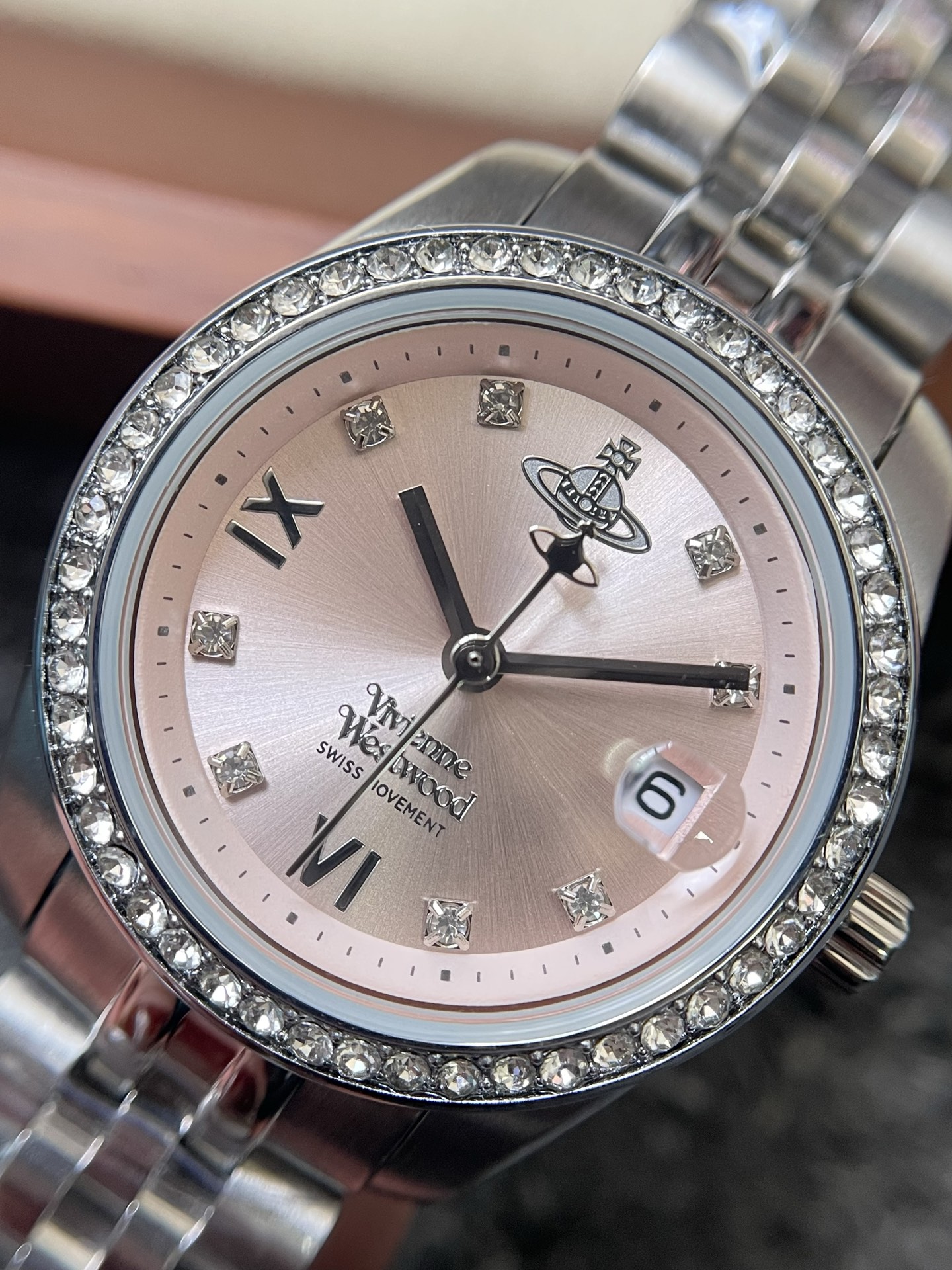 NO:765093,The diamond style feels more upscale!  !  A sparkling circle!  !  It won’t be very high-profile either!  !  Classic three-hand design, the bezel is studded with sparkling rhinestones, blinging under the light like a galaxy on your wrist!  The iconic Saturn logo+ with Roman numerals and small diamond scales is both beautiful and creative, elegant yet sophisticated!  !  ,19860909钻款感觉更显高档！！闪闪的一圈！！ 也不会很高调！！经典三针设计 表圈镶满 闪闪的水钻 在光下blingbling的 像把银河 戴在腕间！标志性的土星logo+搭配罗马 数字和小钻刻度 既美观又富有创意 优雅不失 精致！！,,Watch