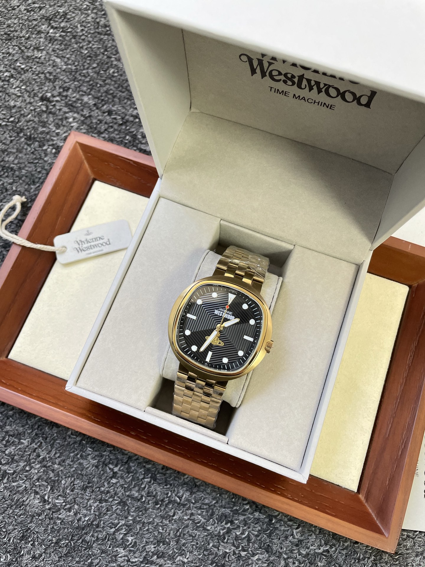 Часы Vivienne Westwood